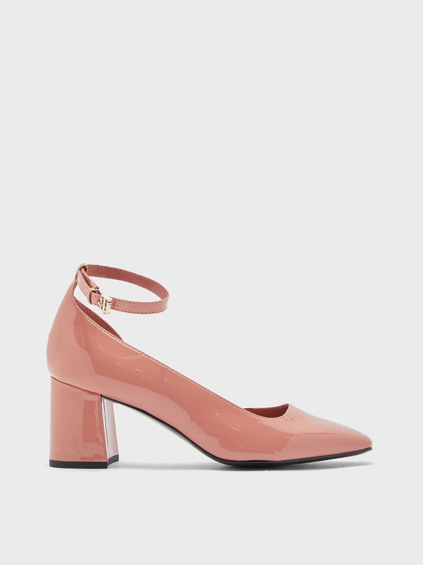 Туфли и лоферы Tommy Hilfiger ESSENTIAL PATENT COURT SHOES модель FW0FW05785-SM8 Туфли и лоферы Tommy Hilfiger ESSENTIAL PATENT COURT SHOES модель FW0FW05785-SM8 Фото