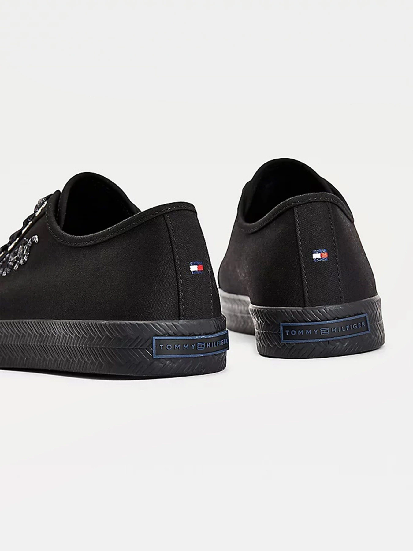 Кеды Tommy Hilfiger ESSENTIAL GRADIENT SIGNATURE LOGO TRAINERS модель FW0FW05802-BDS Кеды Tommy Hilfiger ESSENTIAL GRADIENT SIGNATURE LOGO TRAINERS модель FW0FW05802-BDS Фото