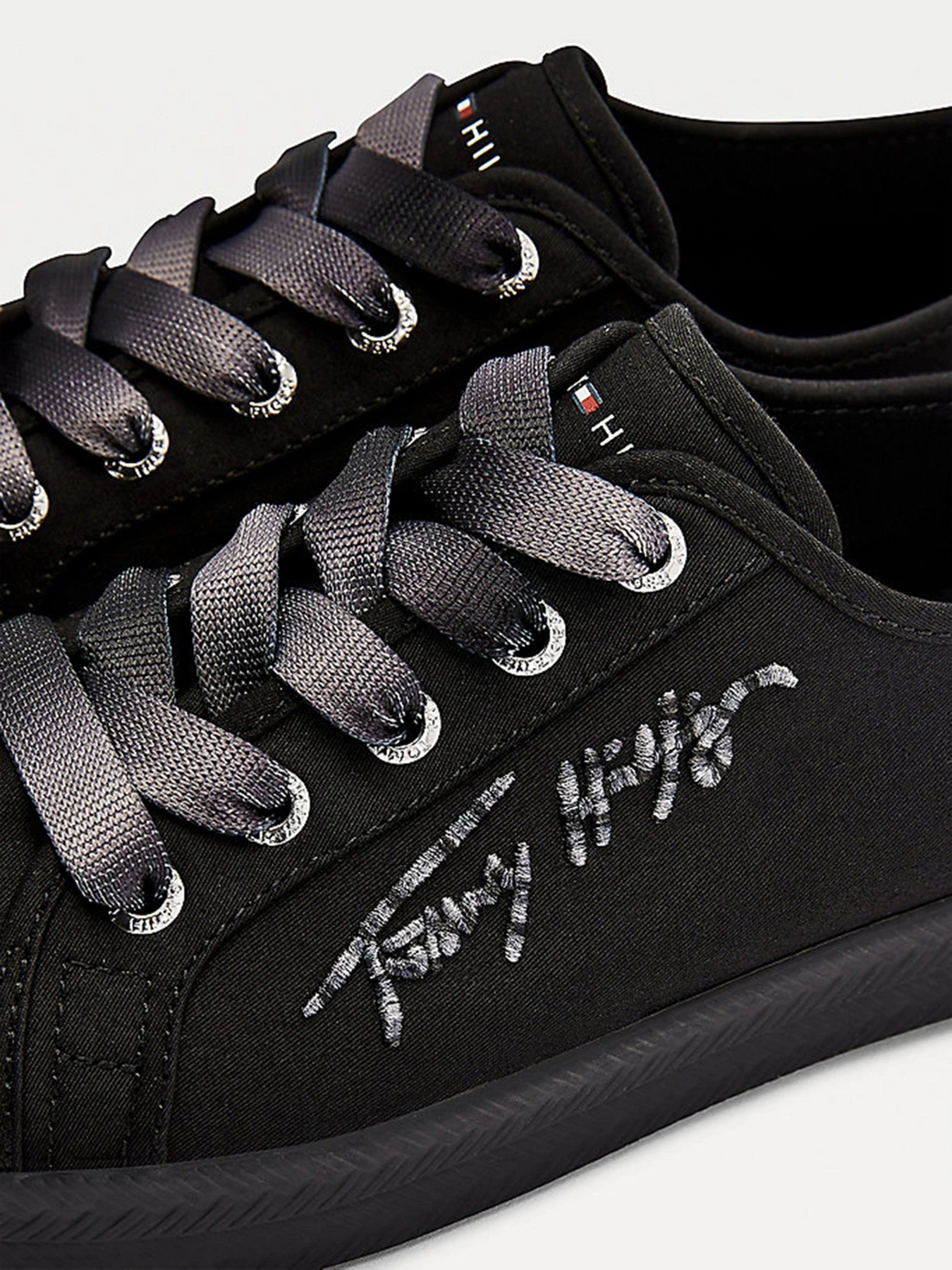 Кеды Tommy Hilfiger ESSENTIAL GRADIENT SIGNATURE LOGO TRAINERS модель FW0FW05802-BDS Кеды Tommy Hilfiger ESSENTIAL GRADIENT SIGNATURE LOGO TRAINERS модель FW0FW05802-BDS Фото
