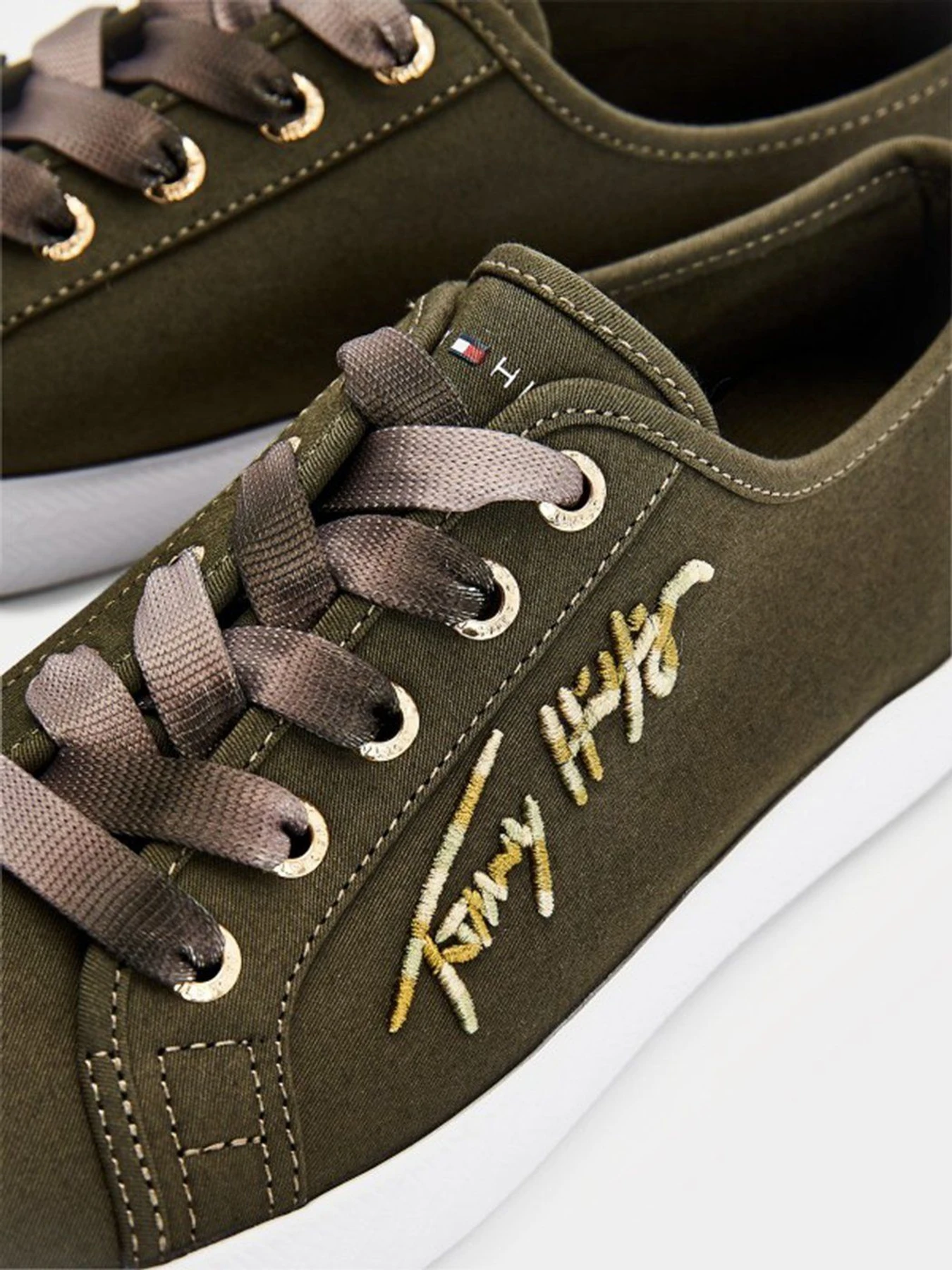 Кеды Tommy Hilfiger ESSENTIAL GRADIENT SIGNATURE LOGO TRAINERS модель FW0FW05802-RBN Кеды Tommy Hilfiger ESSENTIAL GRADIENT SIGNATURE LOGO TRAINERS модель FW0FW05802-RBN Фото