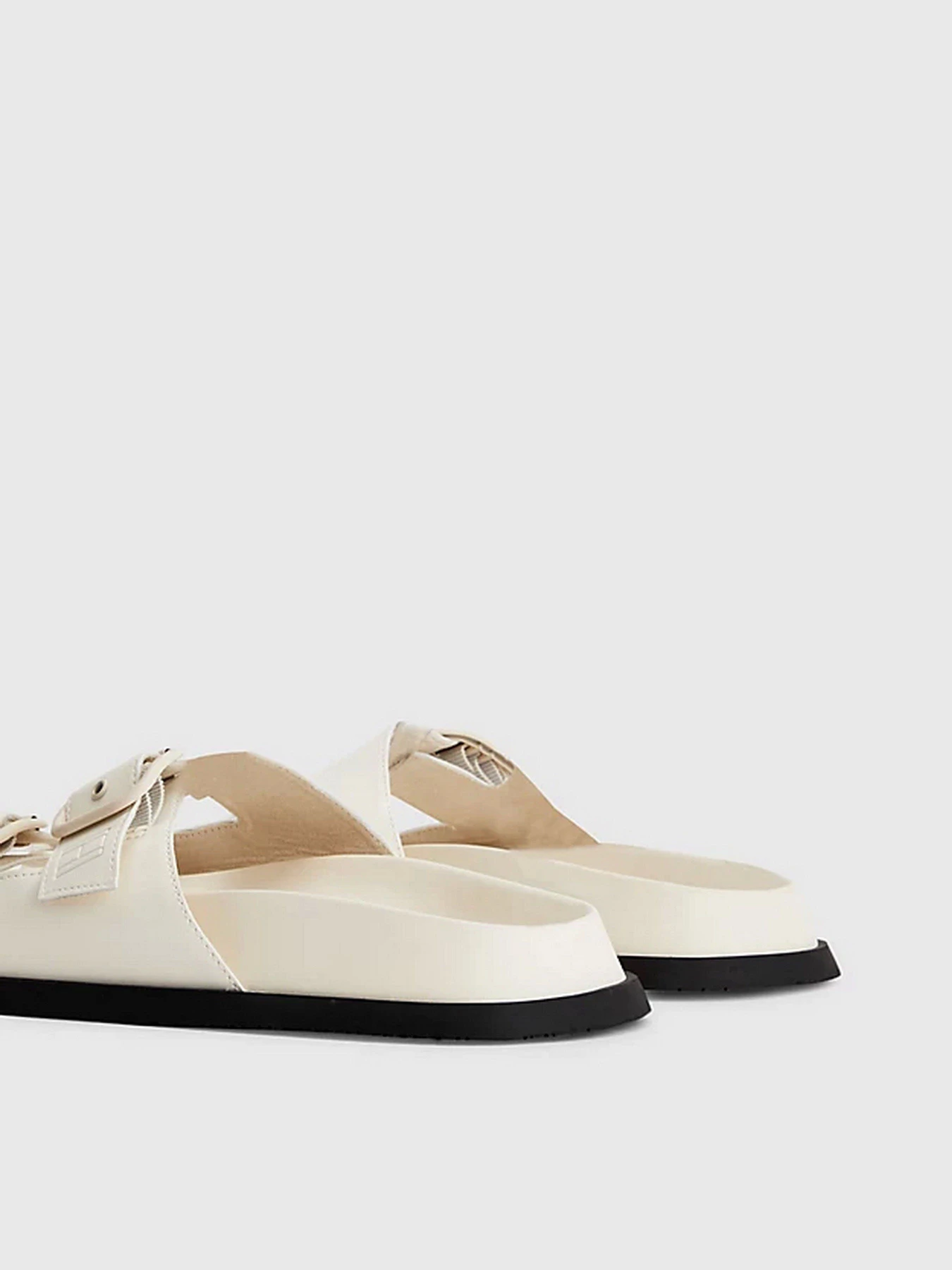 Шлёпанцы Tommy Hilfiger модель EN0EN02136-AEF Шлёпанцы Tommy Hilfiger модель EN0EN02136-AEF Фото