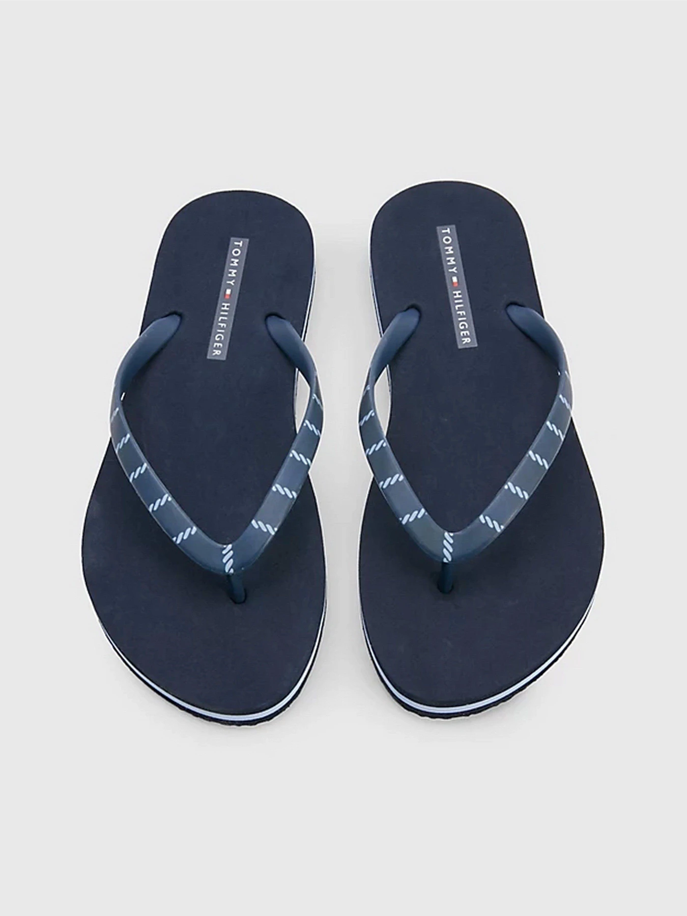 Шлёпанцы Tommy Hilfiger модель FW0FW07141-DW6 Шлёпанцы Tommy Hilfiger модель FW0FW07141-DW6 Фото