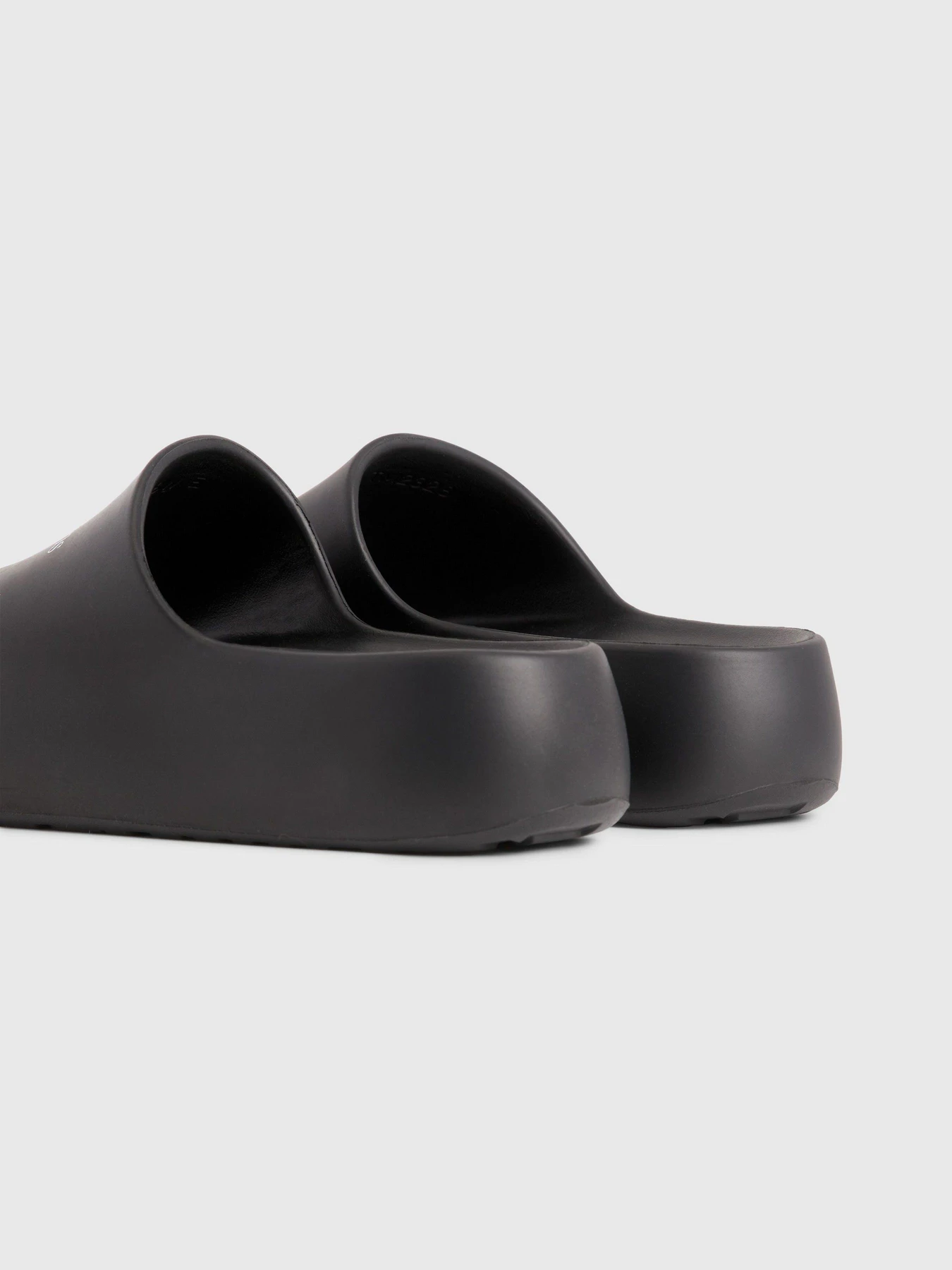Шльопанці Tommy Hilfiger CHUNKY FLATFORM модель EN0EN02438-BDS Фото