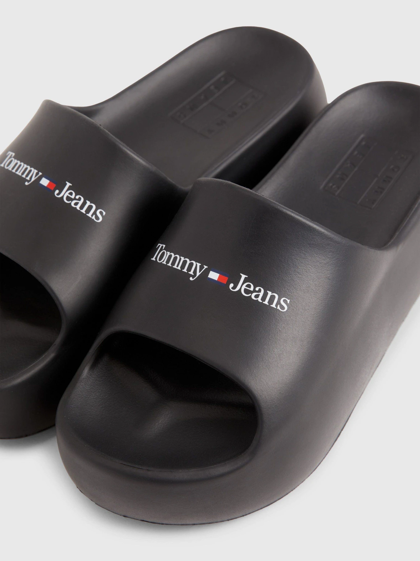Шльопанці Tommy Hilfiger CHUNKY FLATFORM модель EN0EN02438-BDS Фото