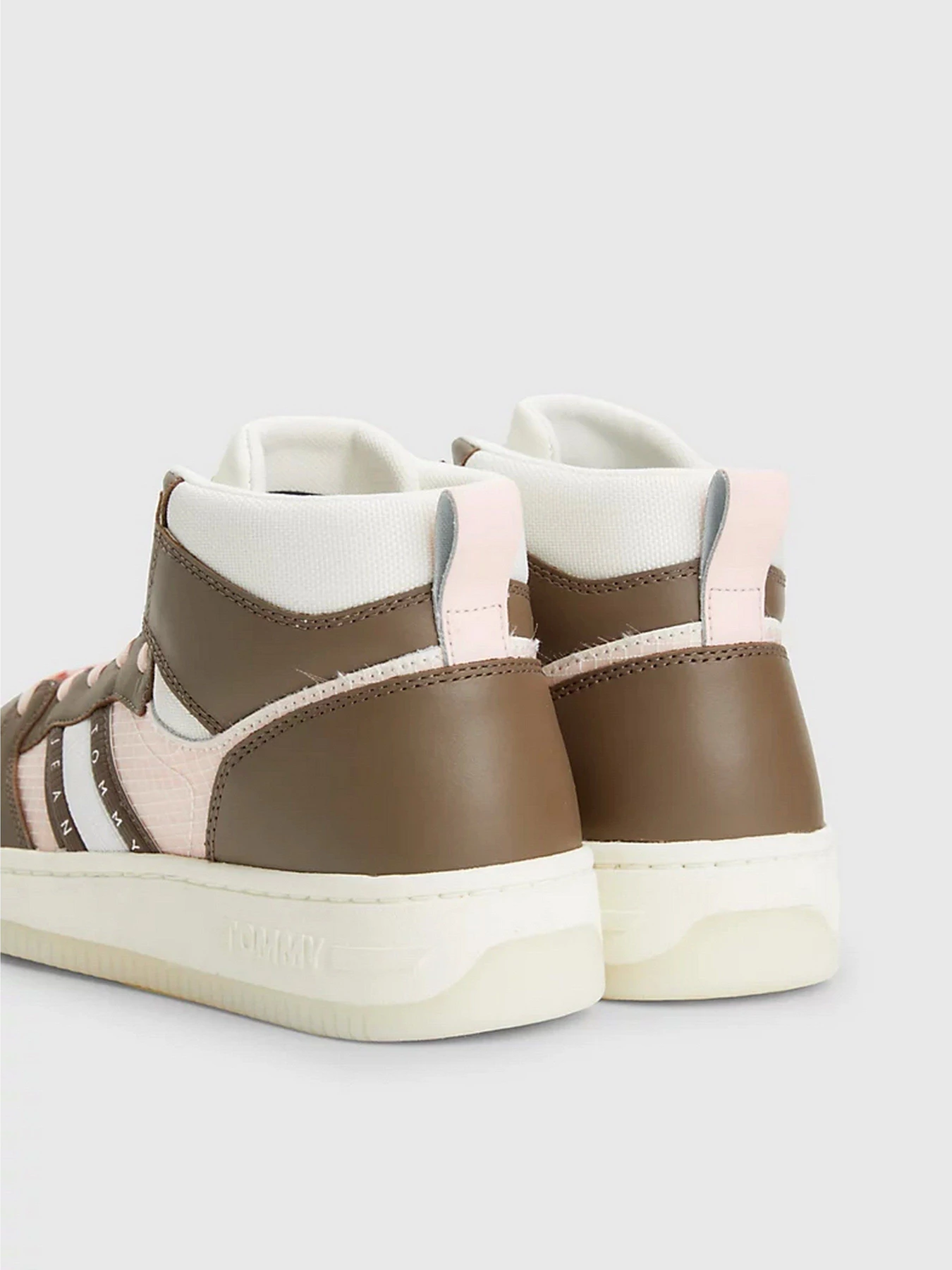 Кроссовки Tommy Hilfiger RETRO MID-TOP LEATHER BASKETBALL модель EN0EN02350-GWN Кроссовки Tommy Hilfiger RETRO MID-TOP LEATHER BASKETBALL модель EN0EN02350-GWN Фото