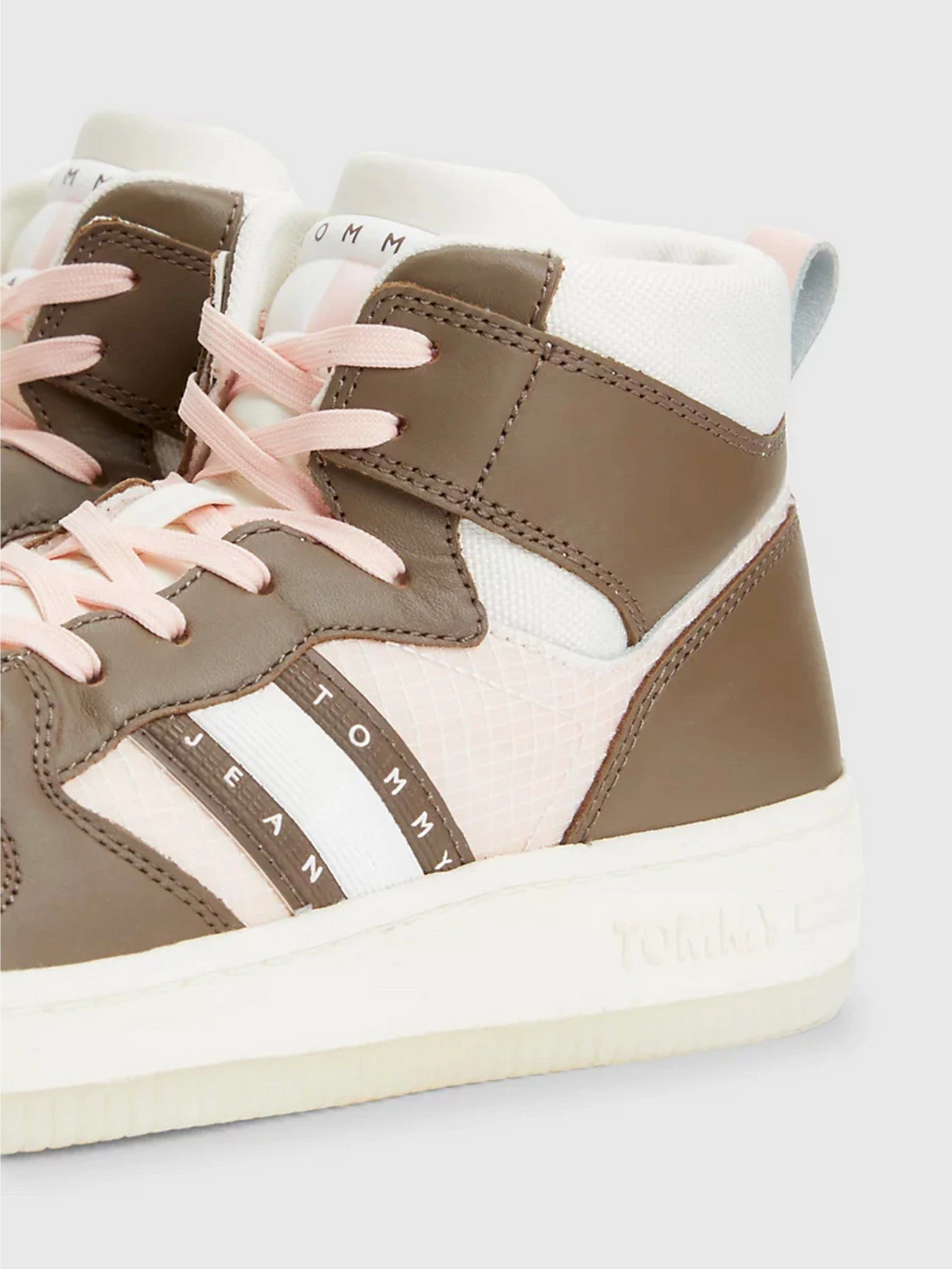 Кроссовки Tommy Hilfiger RETRO MID-TOP LEATHER BASKETBALL модель EN0EN02350-GWN Кроссовки Tommy Hilfiger RETRO MID-TOP LEATHER BASKETBALL модель EN0EN02350-GWN Фото