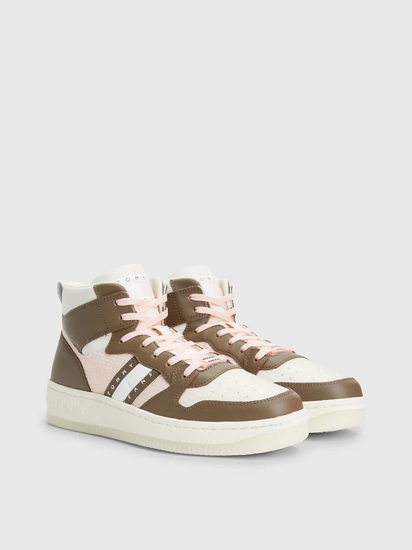 Кроссовки Tommy Hilfiger RETRO MID-TOP LEATHER BASKETBALL модель EN0EN02350-GWN Кроссовки Tommy Hilfiger RETRO MID-TOP LEATHER BASKETBALL модель EN0EN02350-GWN Фото