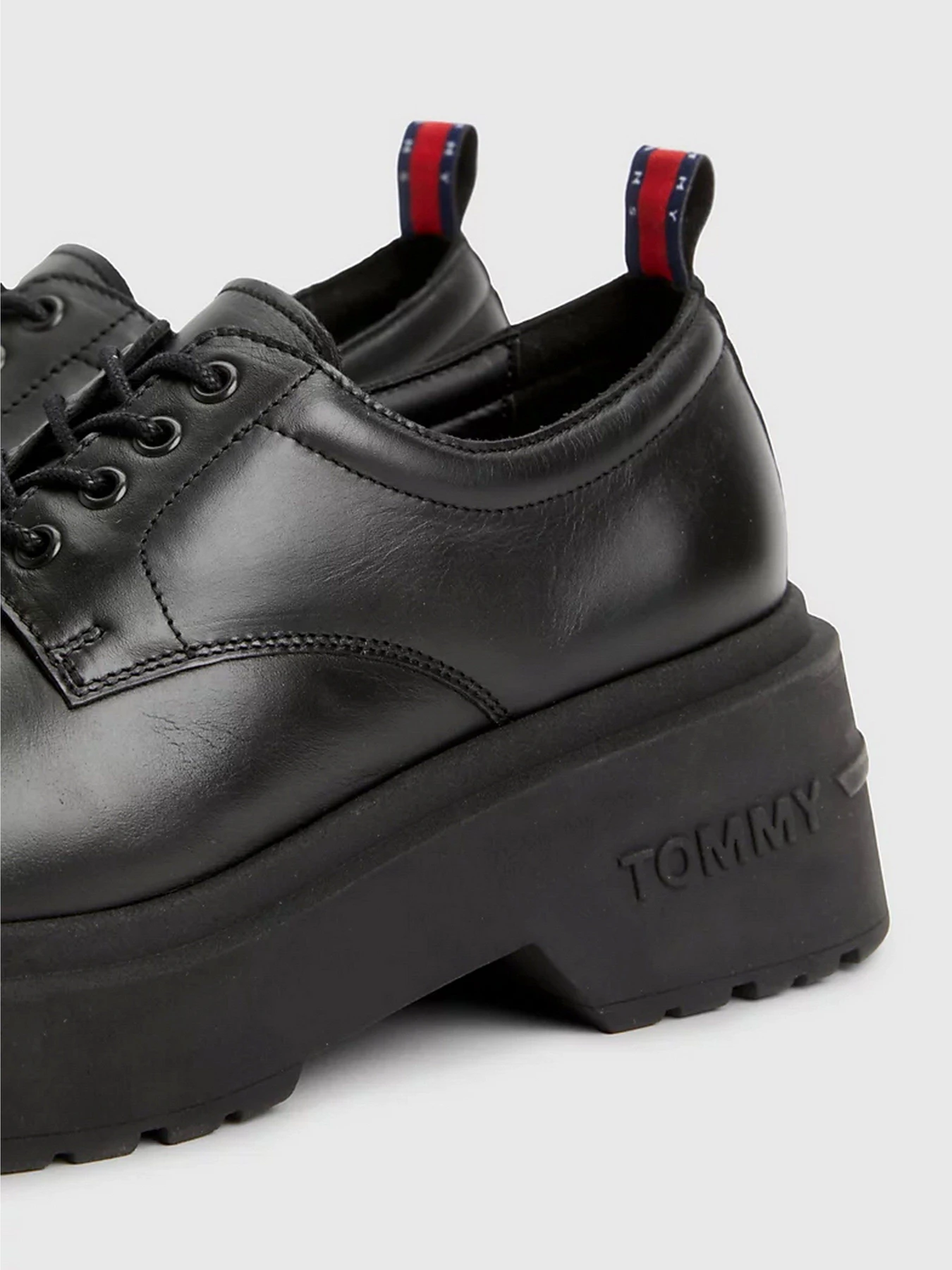 Туфли и лоферы Tommy Hilfiger CHUNKY CLEAT LEATHER DERBY модель EN0EN02219-BDS Фото
