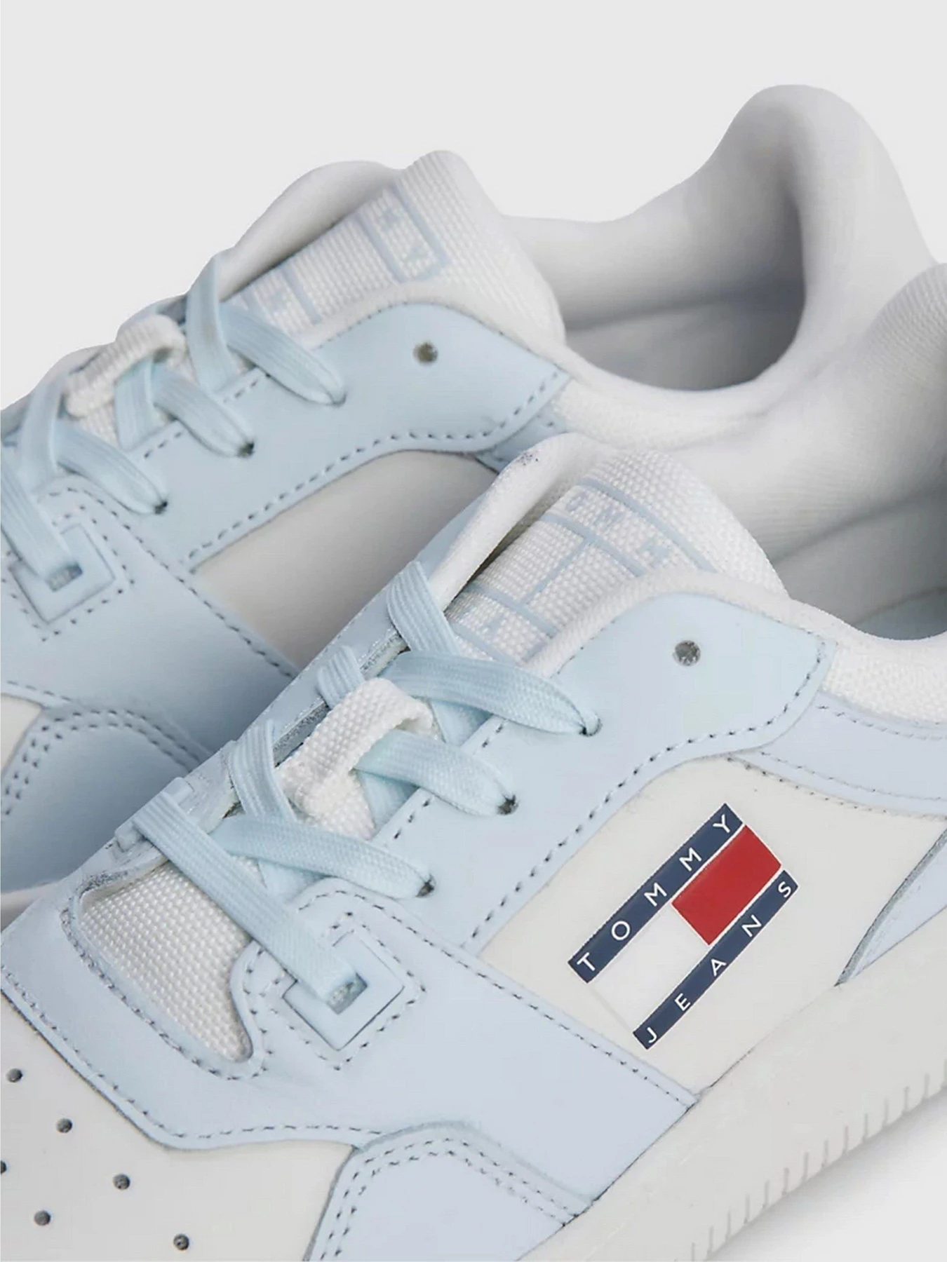 Кроссовки Tommy Hilfiger RETRO BASKETBALL TRAINERS модель EN0EN02204-CYO Кроссовки Tommy Hilfiger RETRO BASKETBALL TRAINERS модель EN0EN02204-CYO Фото