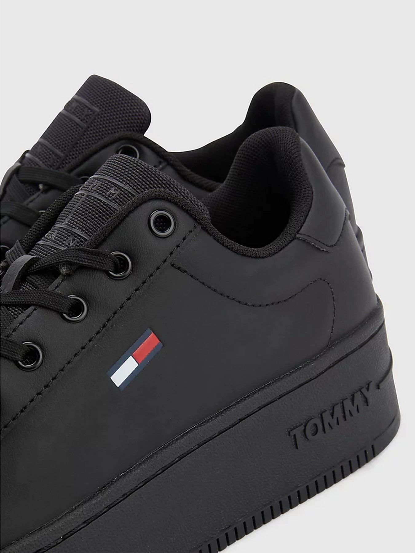 Кроссовки Tommy Hilfiger ESSENTIAL FLATFORM модель EN0EN02043-0GK Кроссовки Tommy Hilfiger ESSENTIAL FLATFORM модель EN0EN02043-0GK Фото
