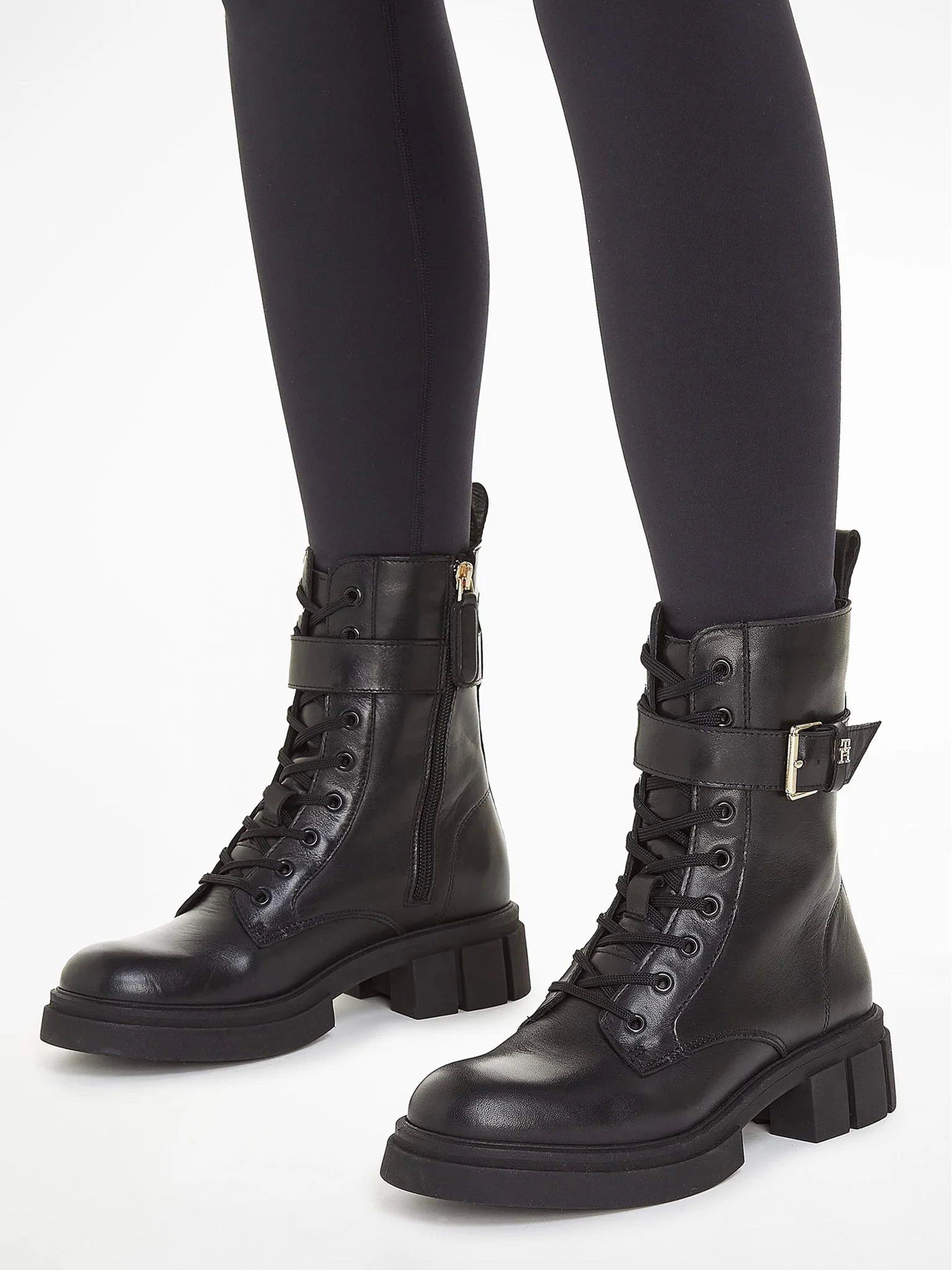 Ботинки и сапоги Tommy Hilfiger Cool Feminine Bikerboot модель FW0FW07322-BDS Ботинки и сапоги Tommy Hilfiger Cool Feminine Bikerboot модель FW0FW07322-BDS Фото