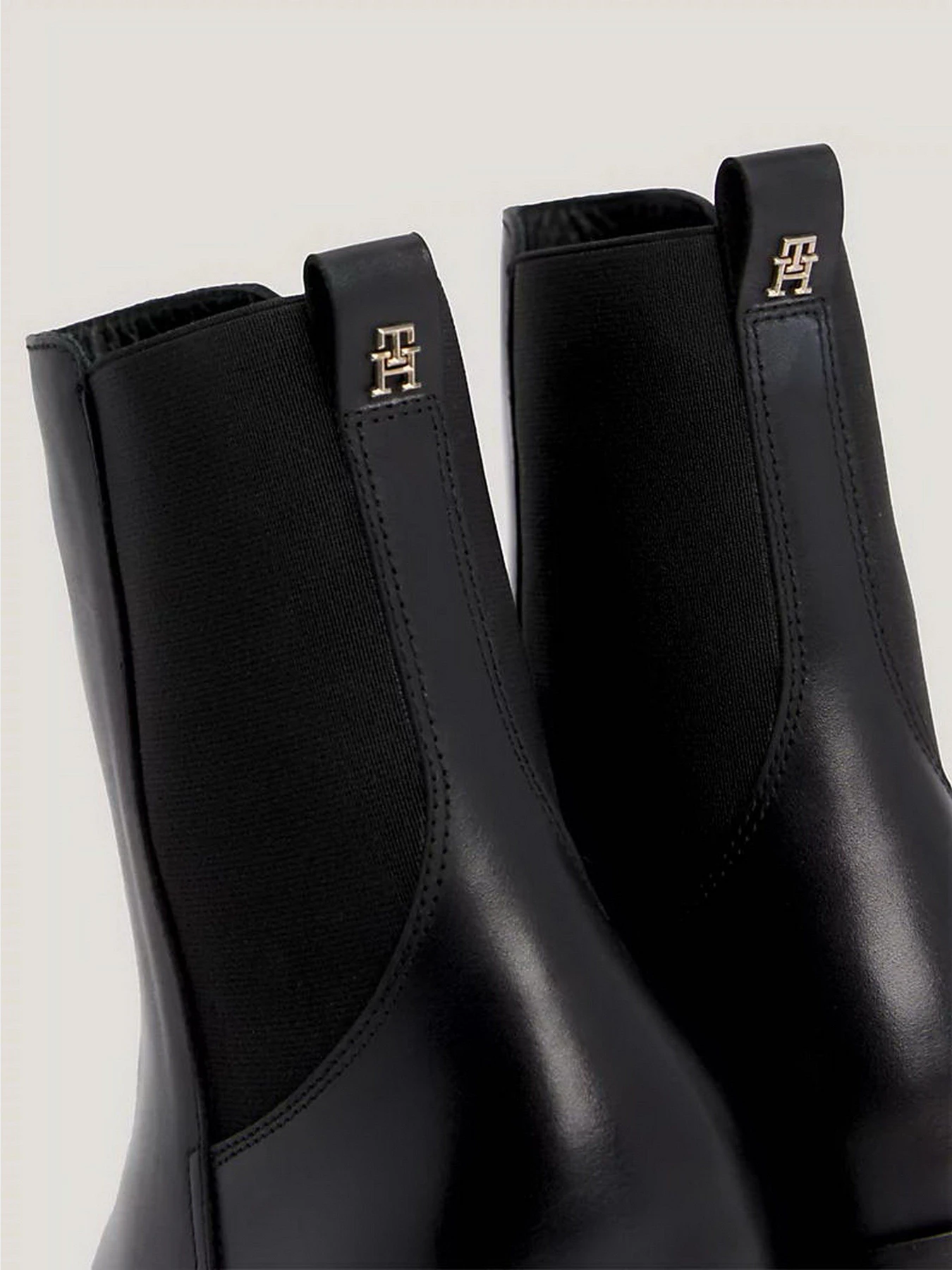 Ботинки и сапоги Tommy Hilfiger Essential Chelsea Boot модель FW0FW07516-BDS Ботинки и сапоги Tommy Hilfiger Essential Chelsea Boot модель FW0FW07516-BDS Фото