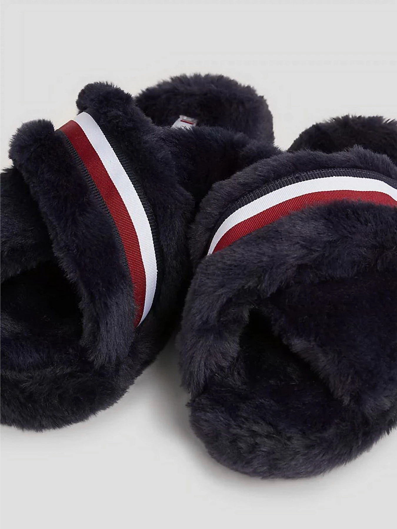 Капці Tommy Hilfiger Global Stripe Faux Fur Slippers модель FW0FW07551-DW6 Капці Tommy Hilfiger Global Stripe Faux Fur Slippers модель FW0FW07551-DW6 Фото