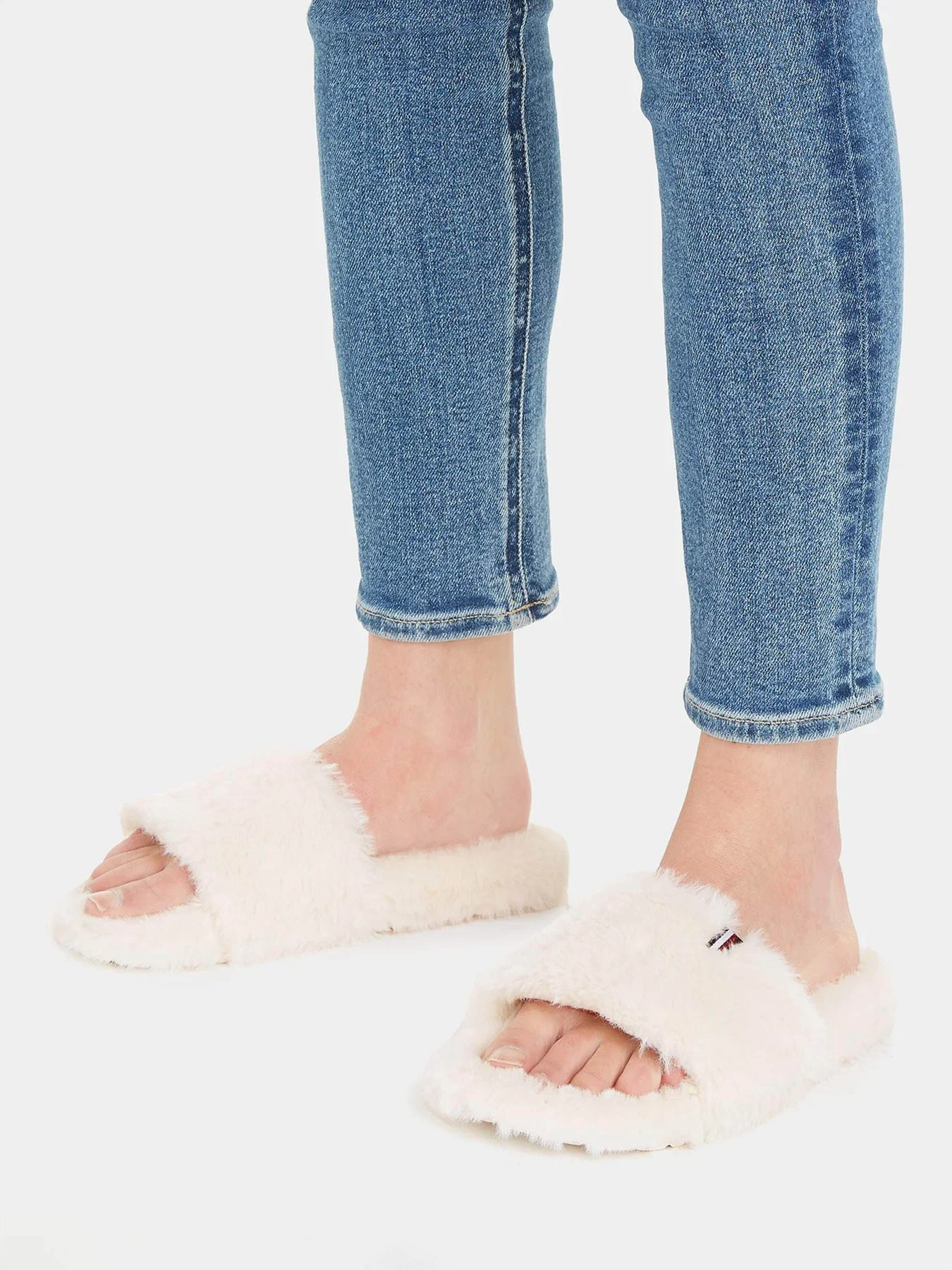 Капці Tommy Hilfiger Faux Fur Slipper Slides модель FW0FW07663-YBH Капці Tommy Hilfiger Faux Fur Slipper Slides модель FW0FW07663-YBH Фото