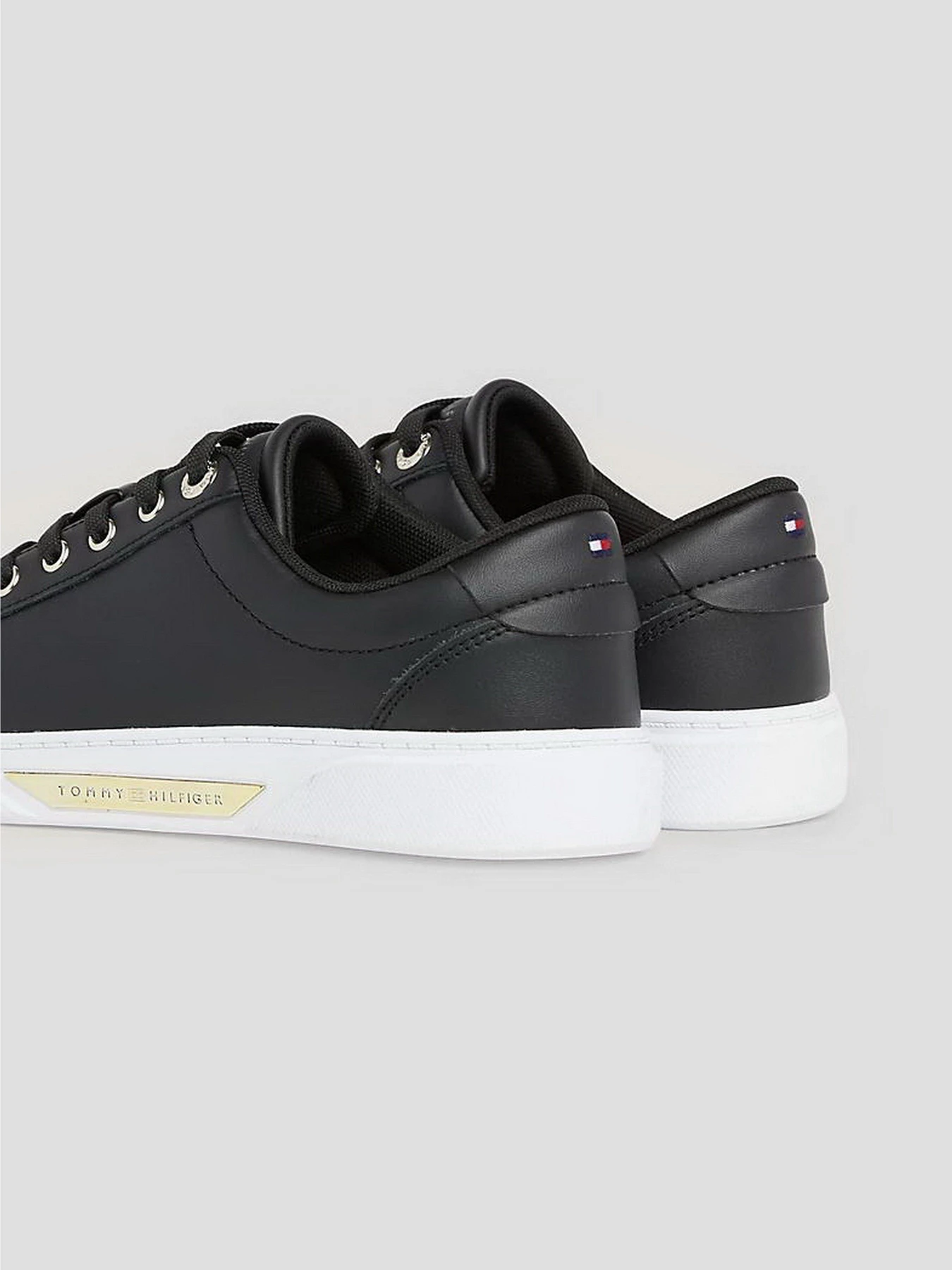 Кеды Tommy Hilfiger Genuine Leather Logo Detailed Sneaker модель FW0FW07560-0GJ Кеды Tommy Hilfiger Genuine Leather Logo Detailed Sneaker модель FW0FW07560-0GJ Фото