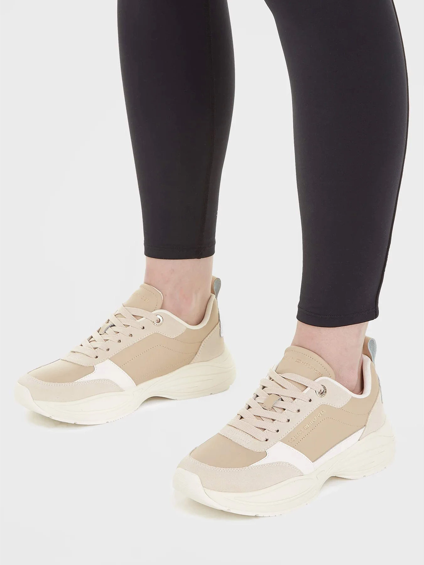 Кроссовки Tommy Hilfiger Essential Leather Runner Trainers модель FW0FW07587-ABO Кроссовки Tommy Hilfiger Essential Leather Runner Trainers модель FW0FW07587-ABO Фото