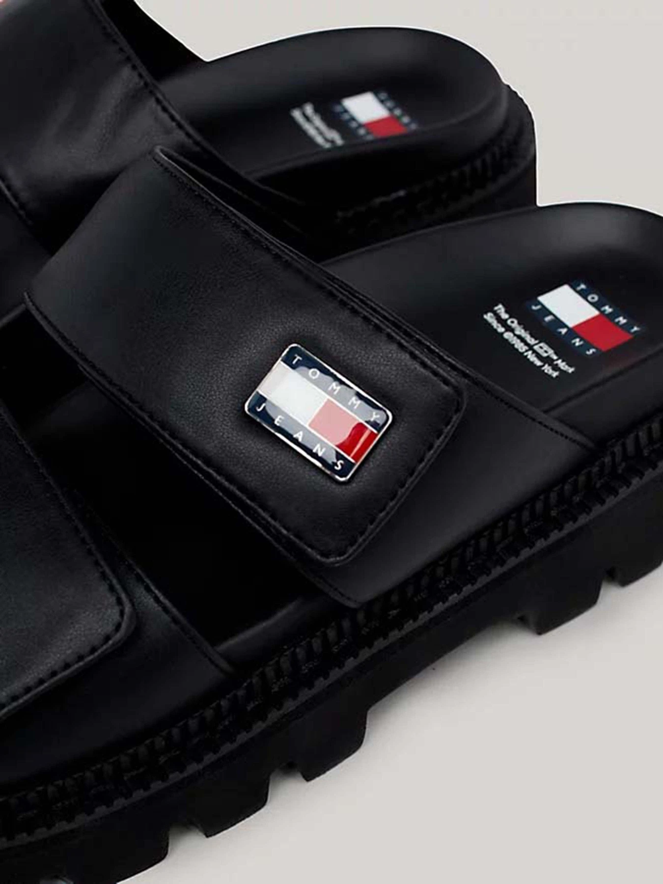 Шлёпанцы Tommy Hilfiger модель EN0EN02560-BDS Шлёпанцы Tommy Hilfiger модель EN0EN02560-BDS Фото