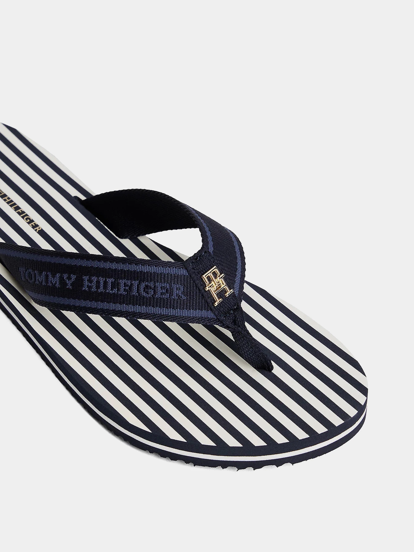 Шлёпанцы Tommy Hilfiger модель FW0FW08528-DW6 Шлёпанцы Tommy Hilfiger модель FW0FW08528-DW6 Фото