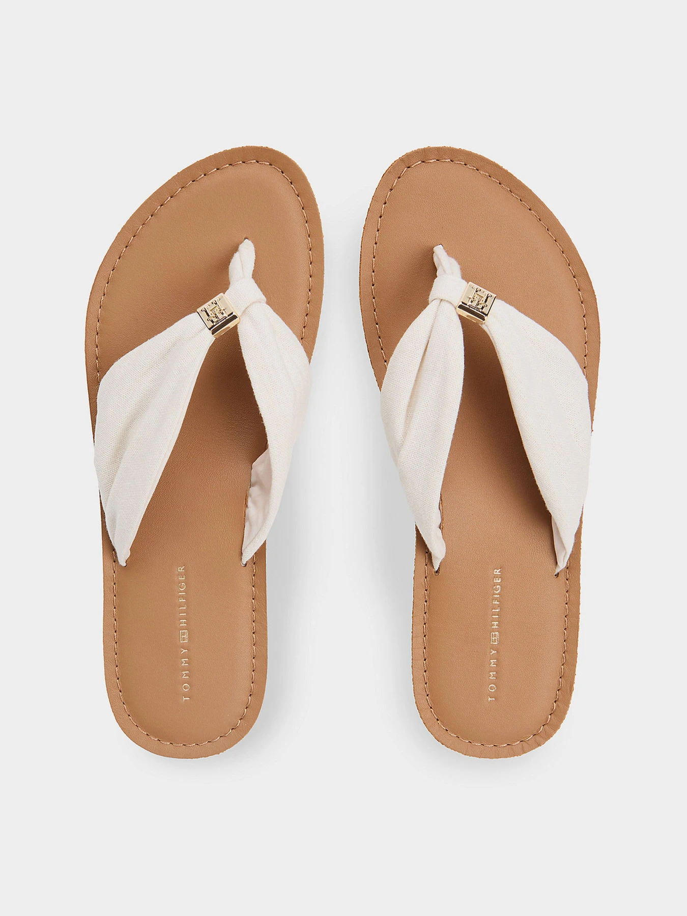 Шлёпанцы Tommy Hilfiger TH LTR FOOTBED SUMMER SANDAL модель FW0FW09194-AEO Шлёпанцы Tommy Hilfiger TH LTR FOOTBED SUMMER SANDAL модель FW0FW09194-AEO Фото