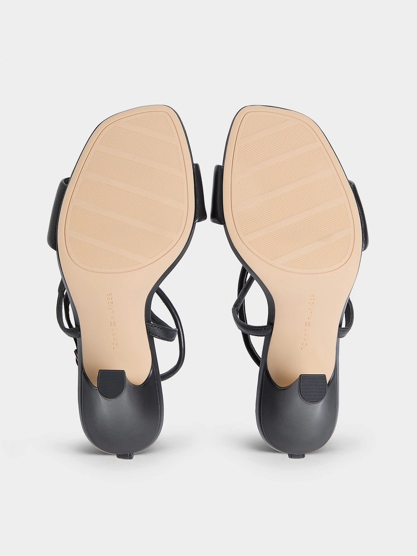 Босоножки Tommy Hilfiger ELEVATED HEELED SANDAL модель FW0FW09277-BDS Босоножки Tommy Hilfiger ELEVATED HEELED SANDAL модель FW0FW09277-BDS Фото