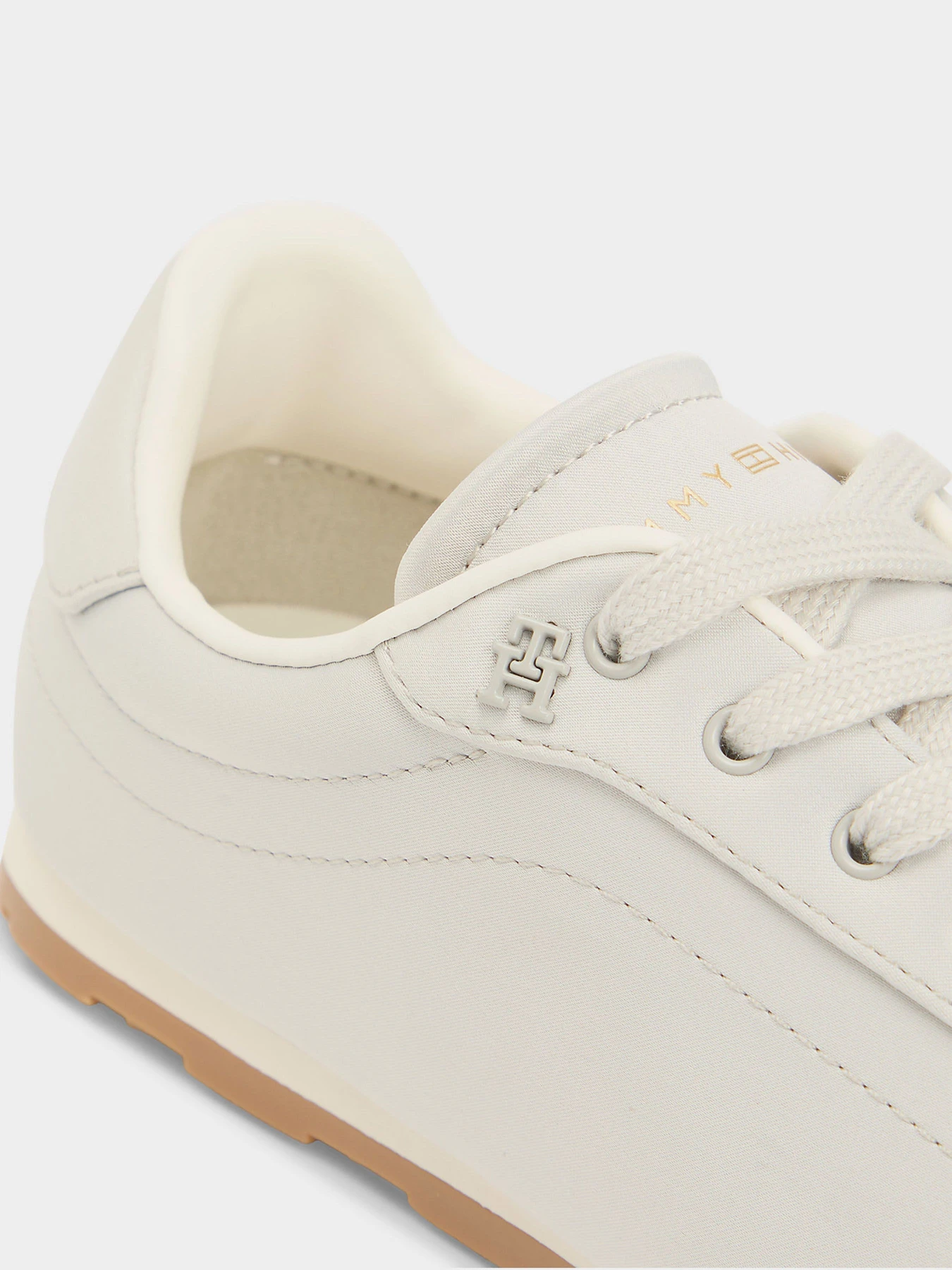 Кросівки Tommy Hilfiger TH BELLA LOW RUNNER SATIN модель FW0FW09288-PQU Кросівки Tommy Hilfiger TH BELLA LOW RUNNER SATIN модель FW0FW09288-PQU Фото