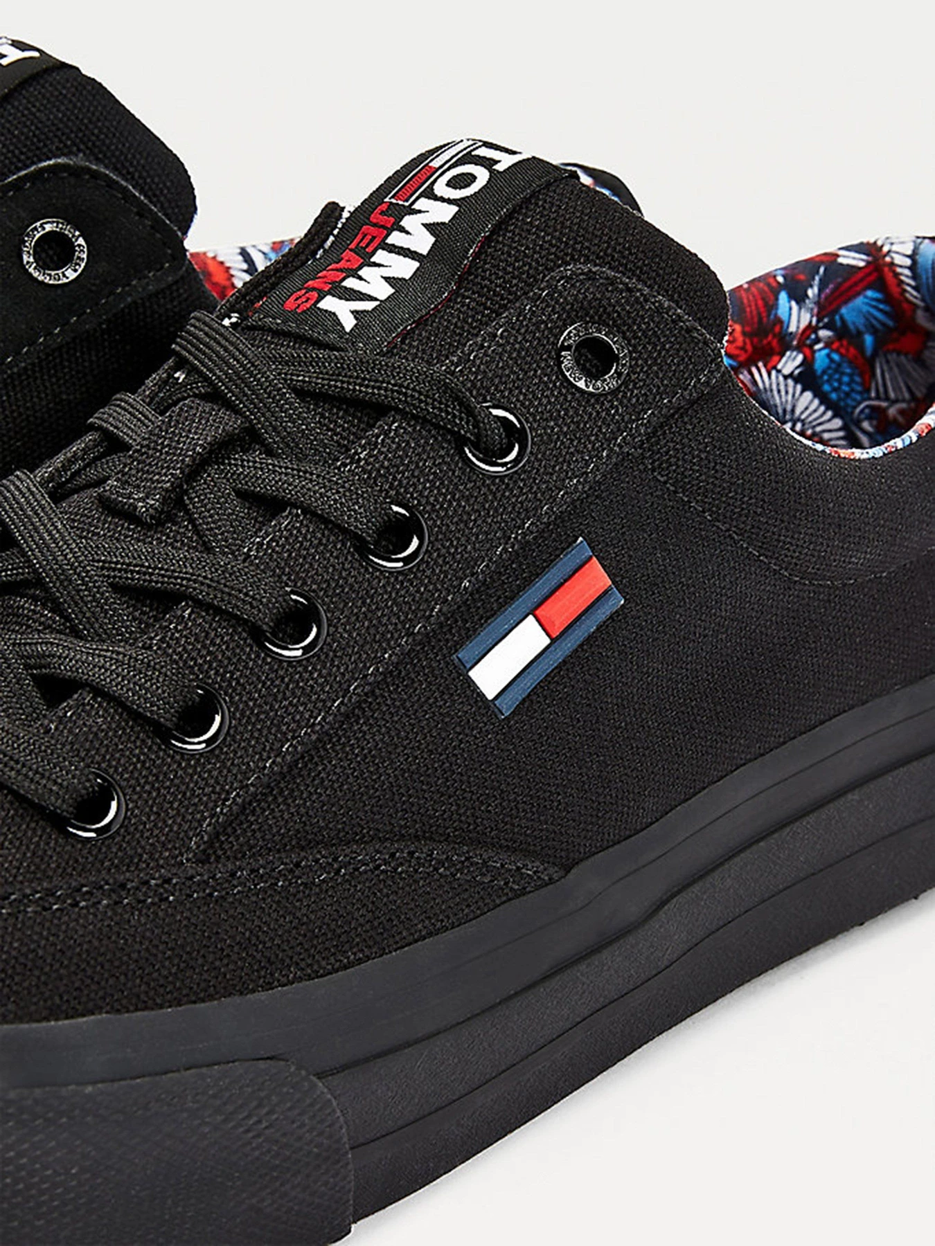 Кеды Tommy Hilfiger Contrast Trim Lace-Up Trainers модель EM0EM00735-BDS Кеды Tommy Hilfiger Contrast Trim Lace-Up Trainers модель EM0EM00735-BDS Фото