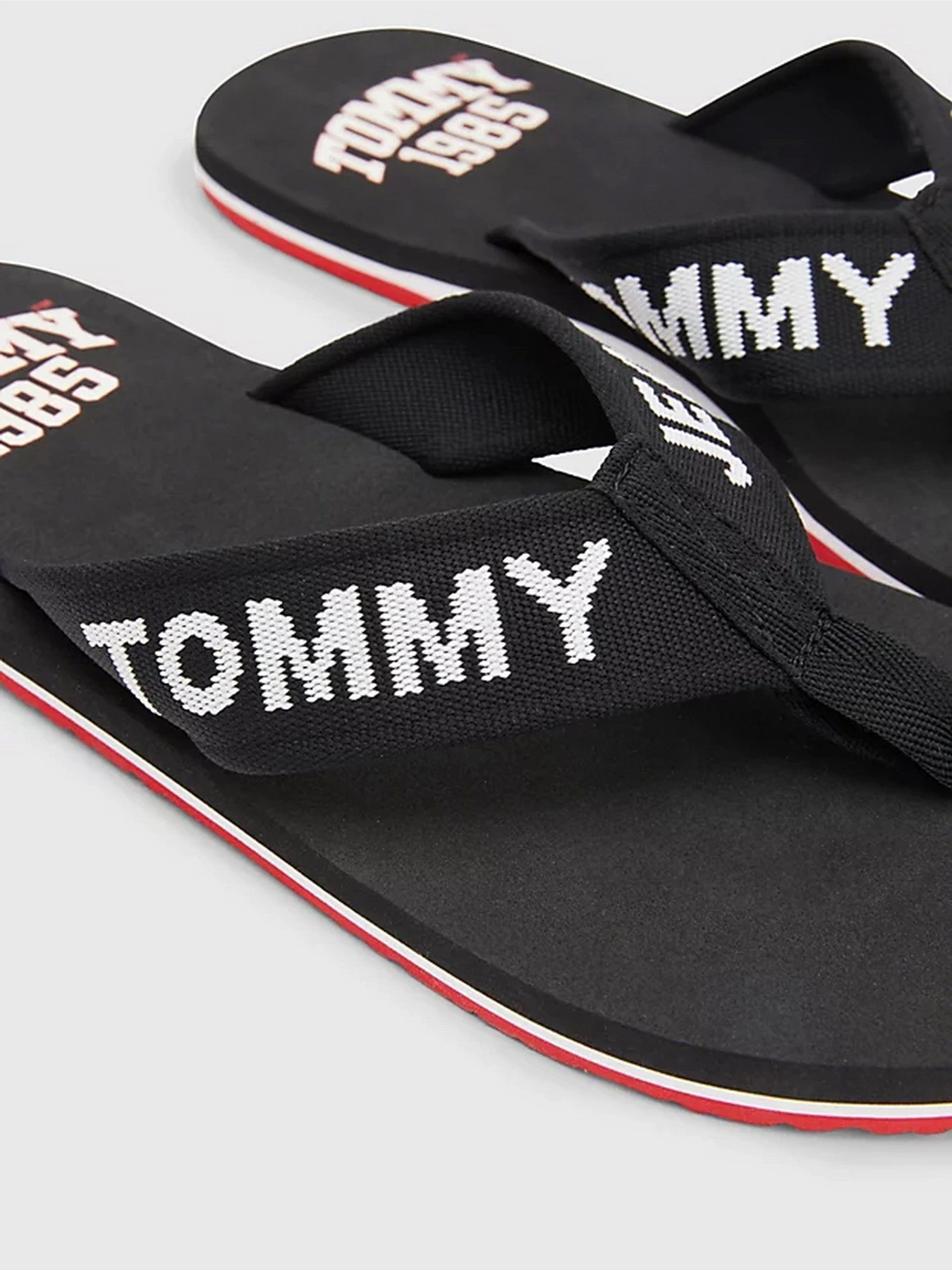 Шлёпанцы Tommy Hilfiger модель EM0EM01147-BDS Шлёпанцы Tommy Hilfiger модель EM0EM01147-BDS Фото