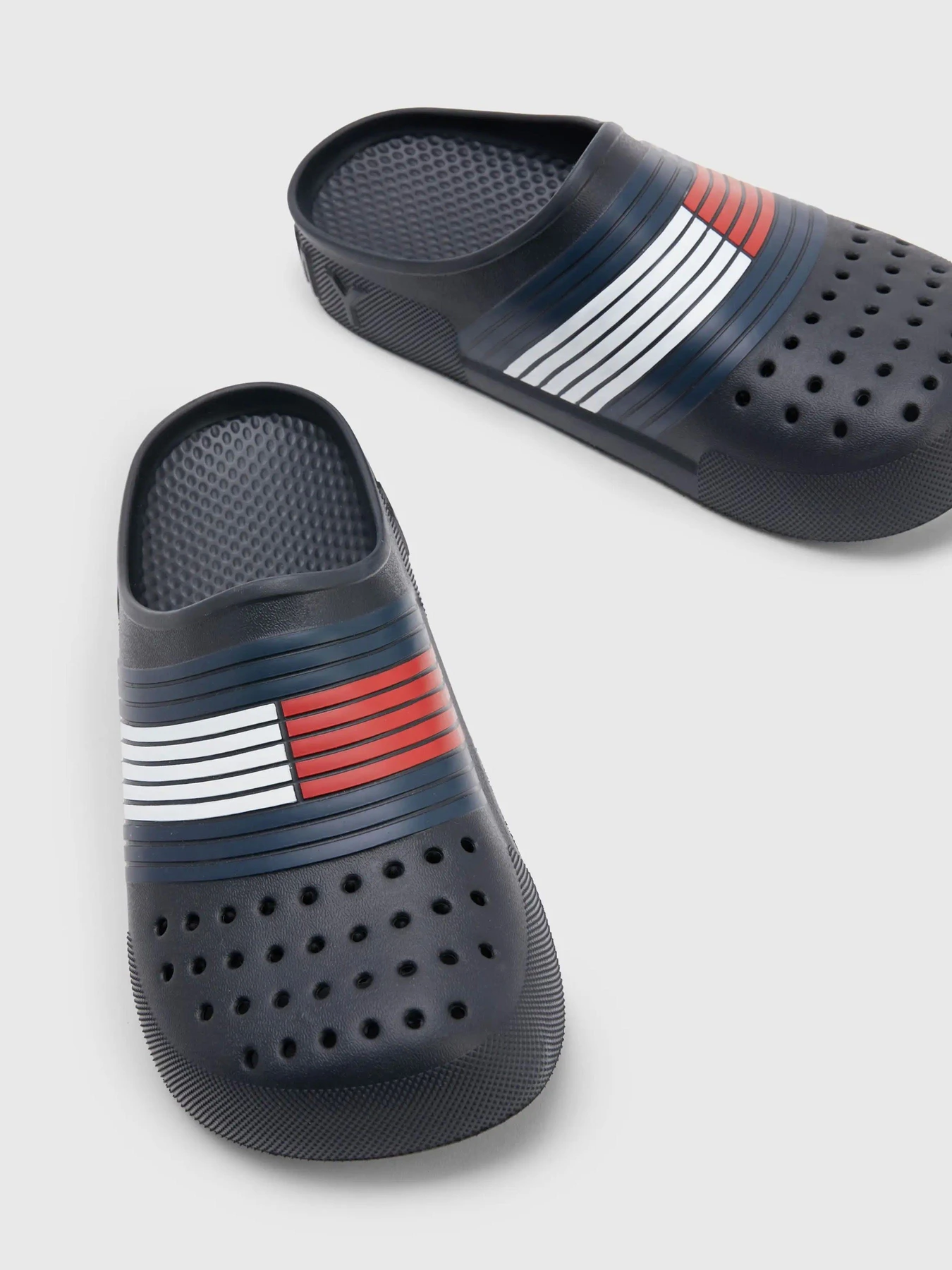 Шлёпанцы Tommy Hilfiger модель FM0FM04467-DW5 Шлёпанцы Tommy Hilfiger модель FM0FM04467-DW5 Фото