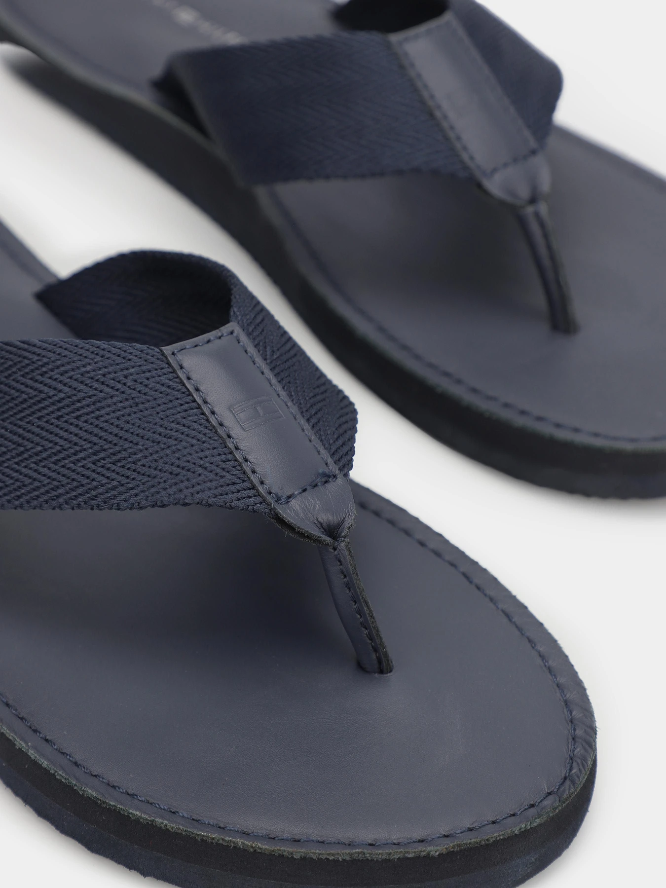 Шлёпанцы Tommy Hilfiger модель FM0FM04548-DW5 Шлёпанцы Tommy Hilfiger модель FM0FM04548-DW5 Фото
