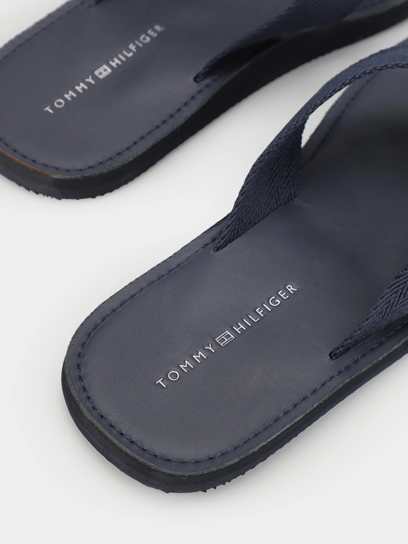 Шлёпанцы Tommy Hilfiger модель FM0FM04548-DW5 Шлёпанцы Tommy Hilfiger модель FM0FM04548-DW5 Фото