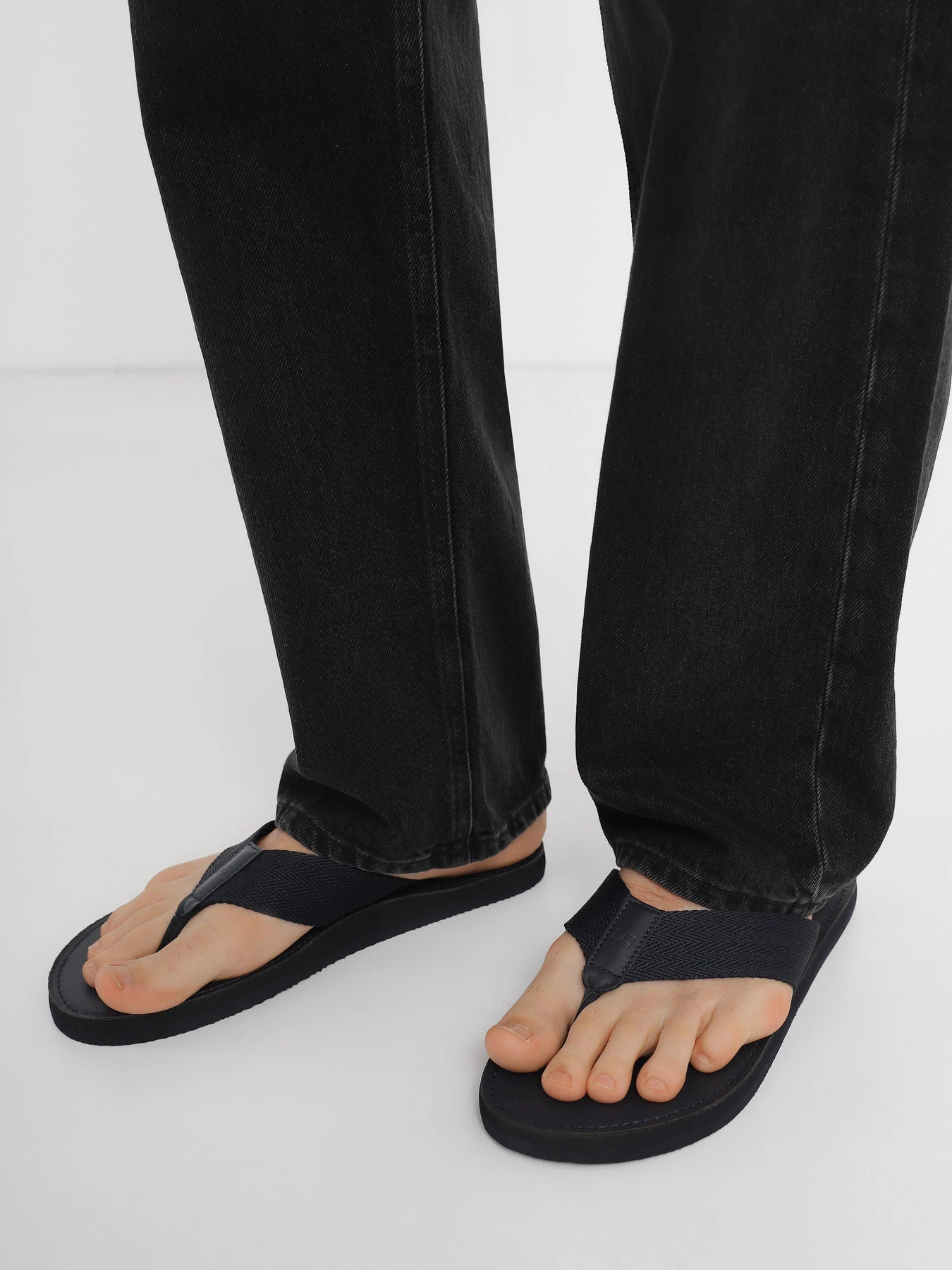 Шлёпанцы Tommy Hilfiger модель FM0FM04548-DW5 Шлёпанцы Tommy Hilfiger модель FM0FM04548-DW5 Фото