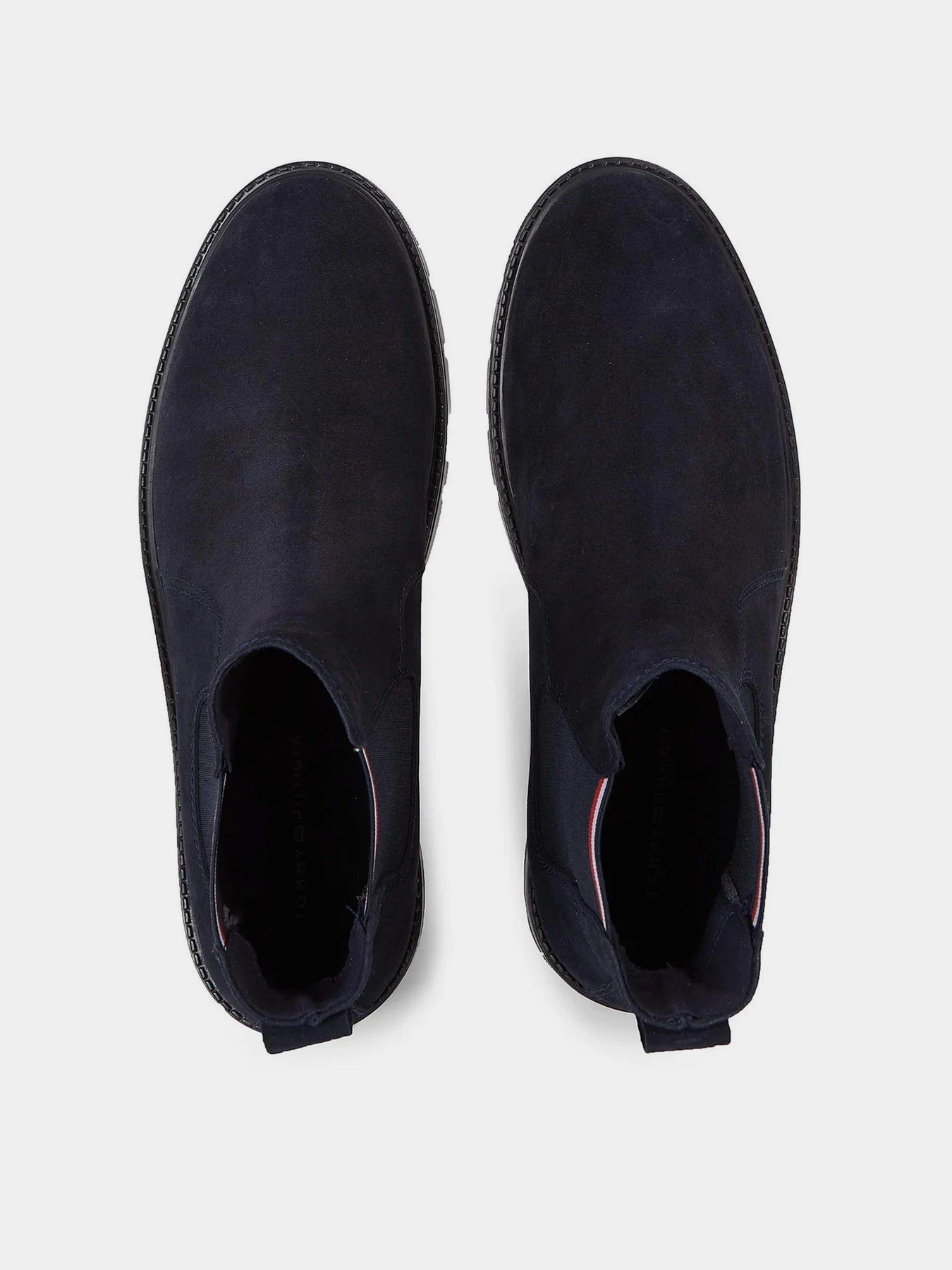 Ботинки и сапоги Tommy Hilfiger Signature Tape Suede Chelsea Ankle Boots модель FM0FM04803-DW5 Ботинки и сапоги Tommy Hilfiger Signature Tape Suede Chelsea Ankle Boots модель FM0FM04803-DW5 Фото