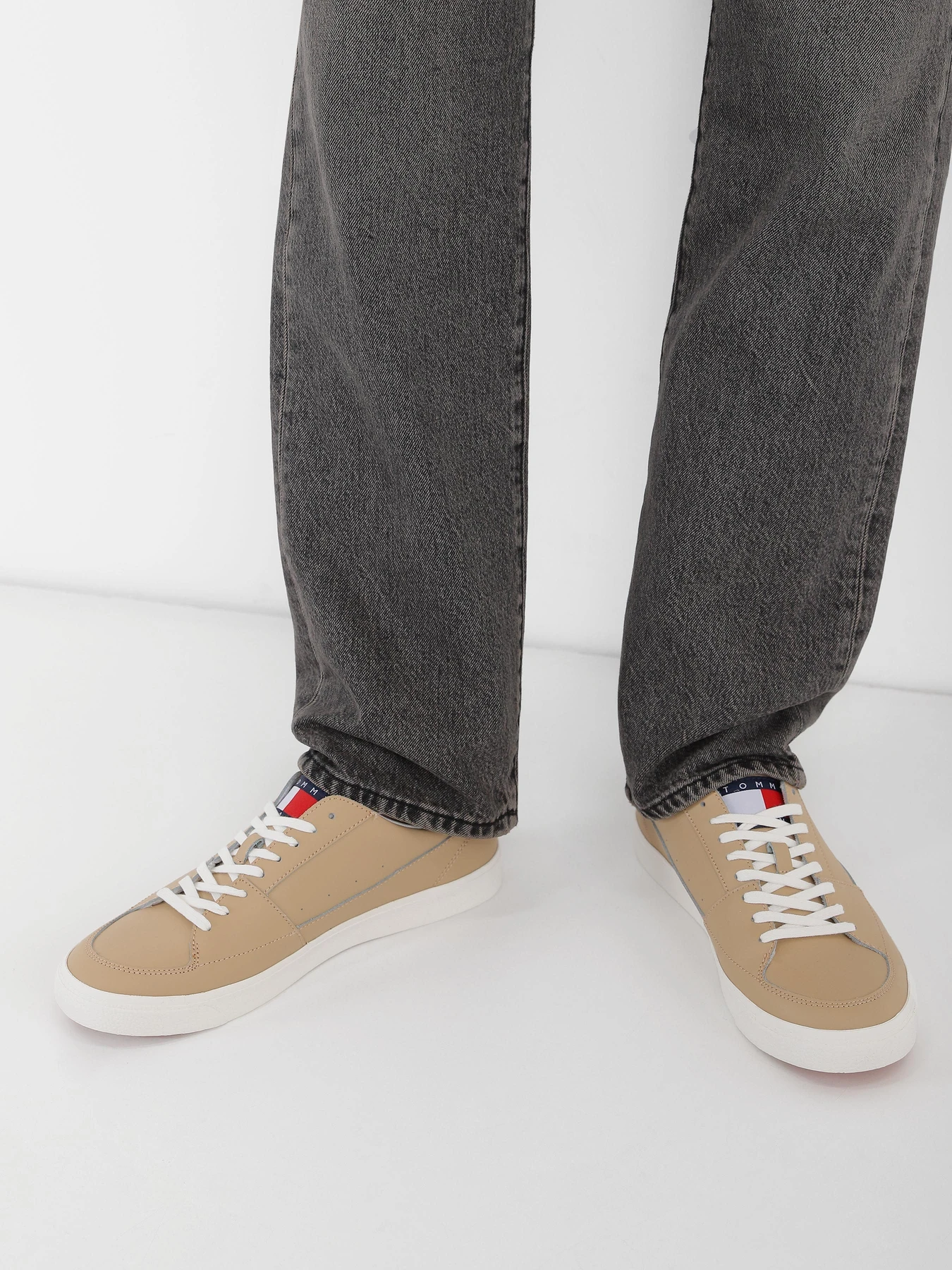 Кеды Tommy Hilfiger CONTRAST HEEL LACE UP модель EM0EM01341-AB0 Кеды Tommy Hilfiger CONTRAST HEEL LACE UP модель EM0EM01341-AB0 Фото