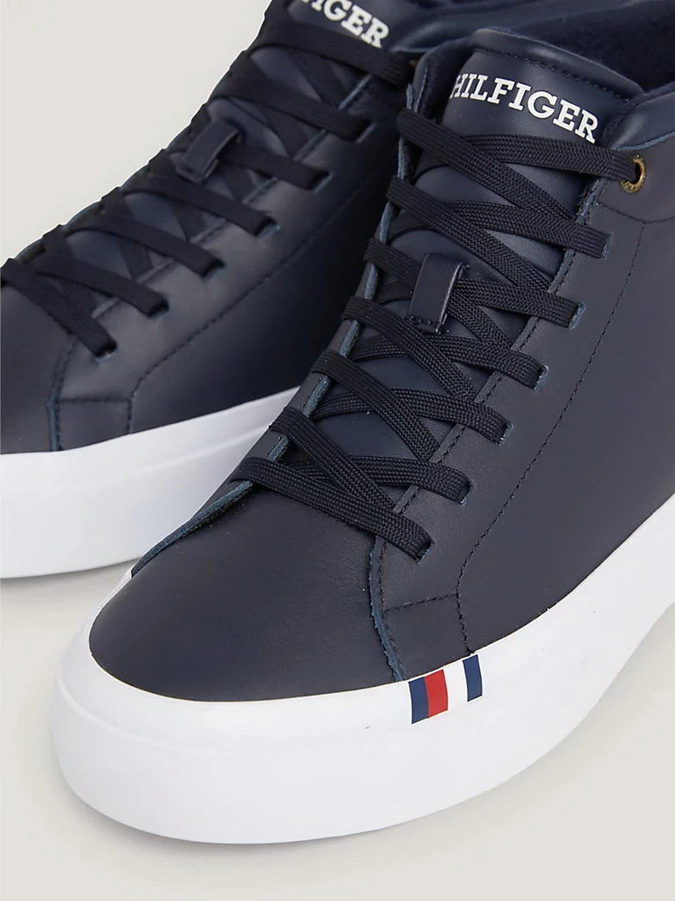 Кеди Tommy Hilfiger Modern Leather Mid-Top Trainers модель FM0FM04820-DW5 Фото