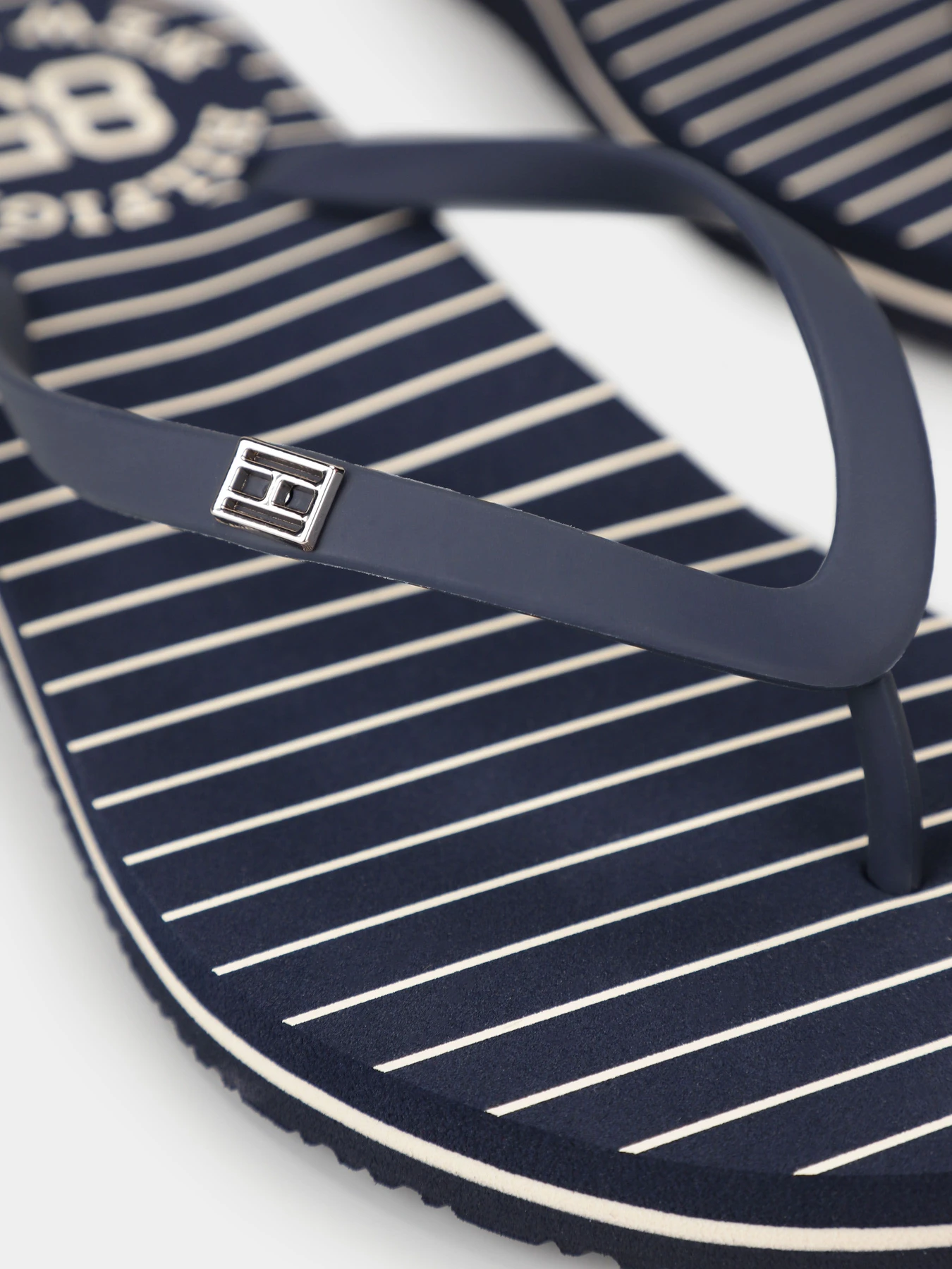 Шлёпанцы Tommy Hilfiger модель FW0FW07823-DW6 Шлёпанцы Tommy Hilfiger модель FW0FW07823-DW6 Фото