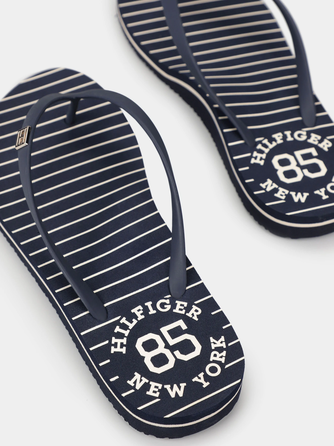 Шлёпанцы Tommy Hilfiger модель FW0FW07823-DW6 Шлёпанцы Tommy Hilfiger модель FW0FW07823-DW6 Фото