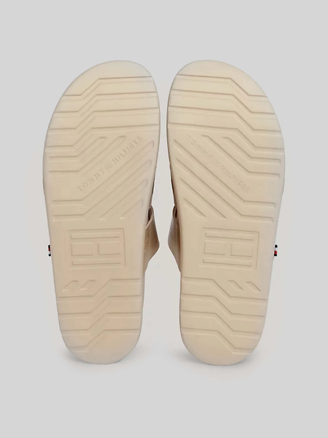 Шльопанці Tommy Hilfiger модель FM0FM05004-AEG Шльопанці Tommy Hilfiger модель FM0FM05004-AEG Фото