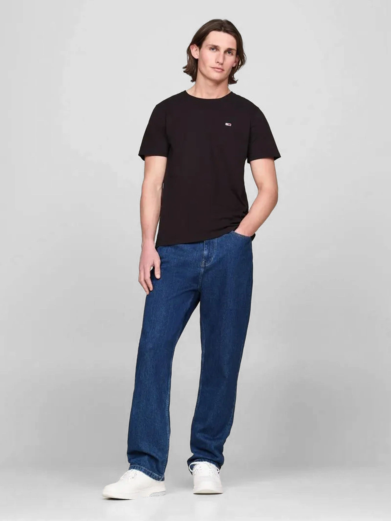 Футболки и поло Tommy Jeans модель DM0DM15381-0XR Футболки и поло Tommy Jeans модель DM0DM15381-0XR Фото