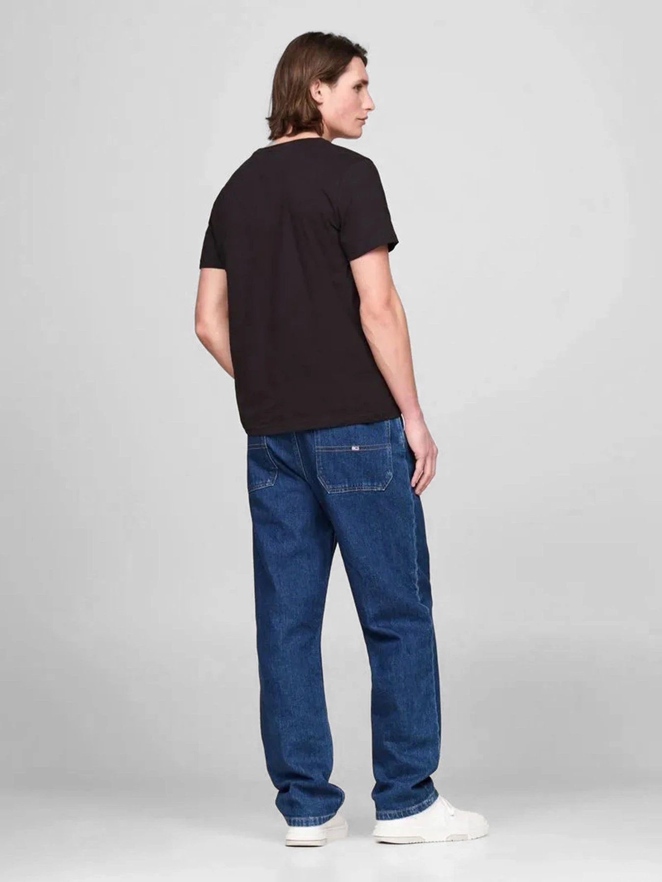 Футболки и поло Tommy Jeans модель DM0DM15381-0XR Футболки и поло Tommy Jeans модель DM0DM15381-0XR Фото