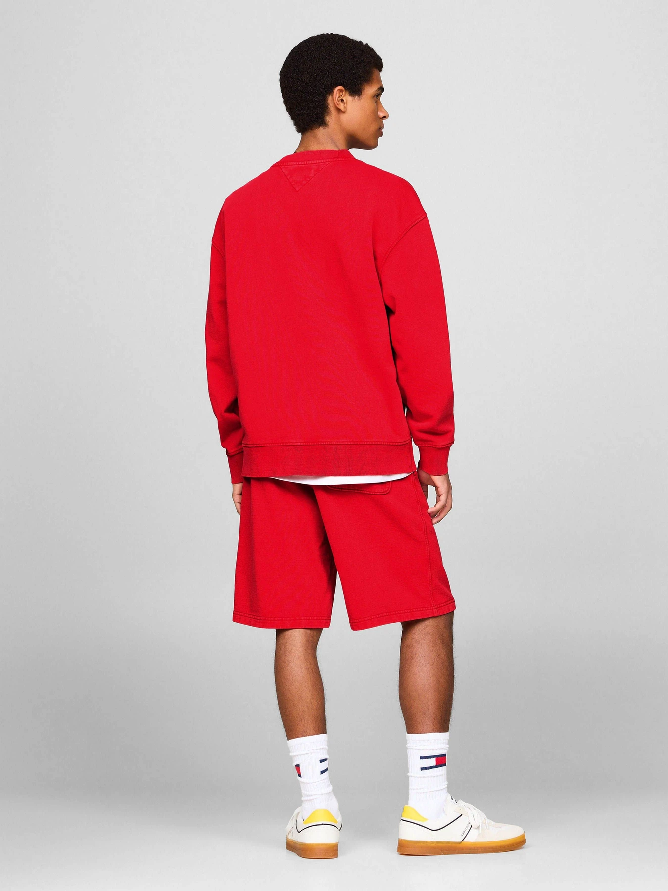 Худи и свитшоты Tommy Jeans модель DM0DM19219-XNL Худи и свитшоты Tommy Jeans модель DM0DM19219-XNL Фото
