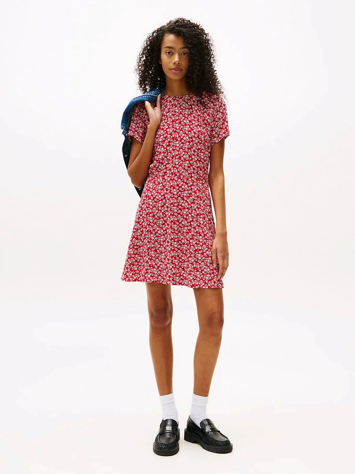 Платья Tommy Jeans модель DW0DW21120-0KP Платья Tommy Jeans модель DW0DW21120-0KP Фото