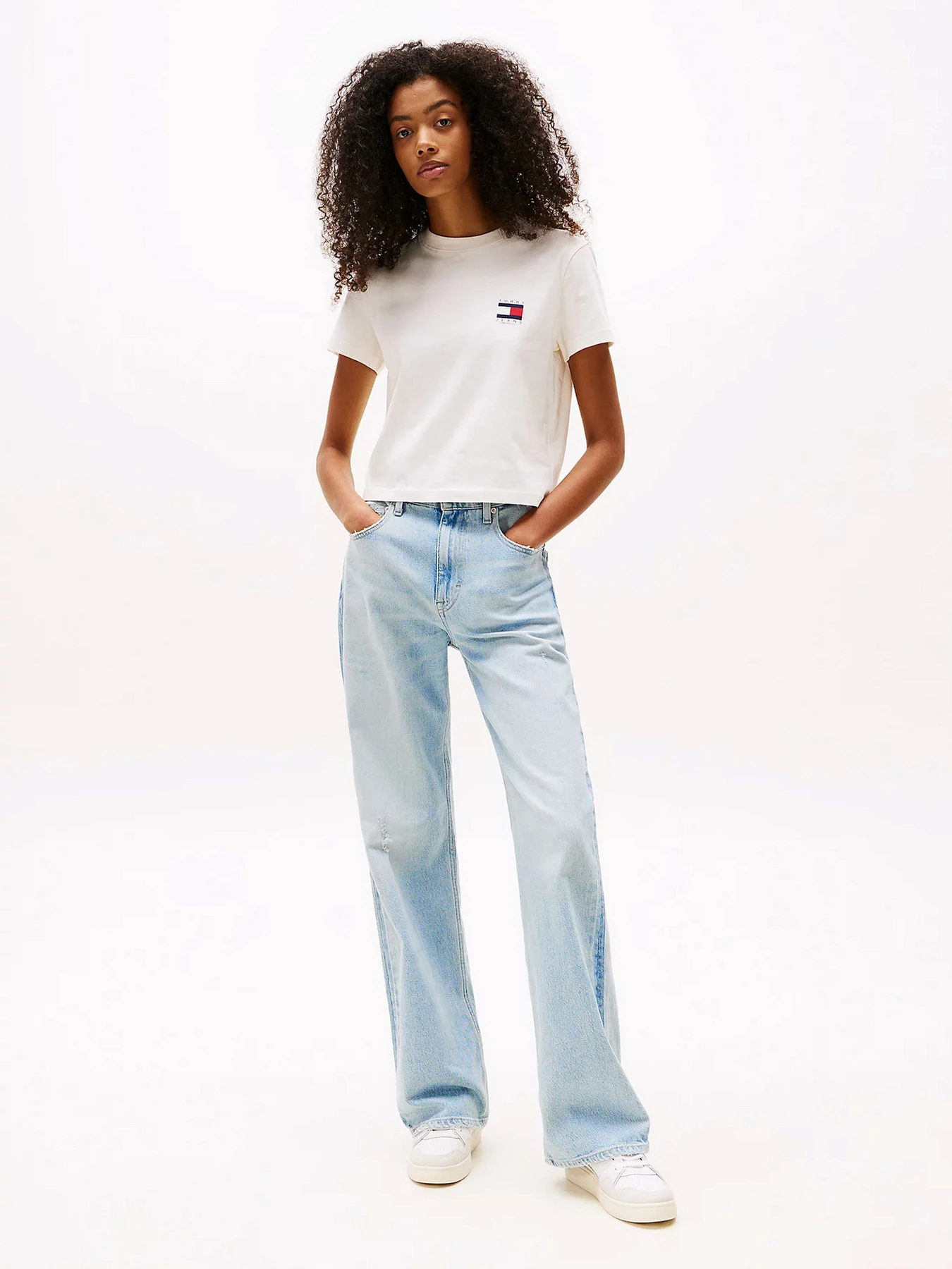 Футболки и поло Tommy Jeans модель DW0DW21423-YBH Футболки и поло Tommy Jeans модель DW0DW21423-YBH Фото