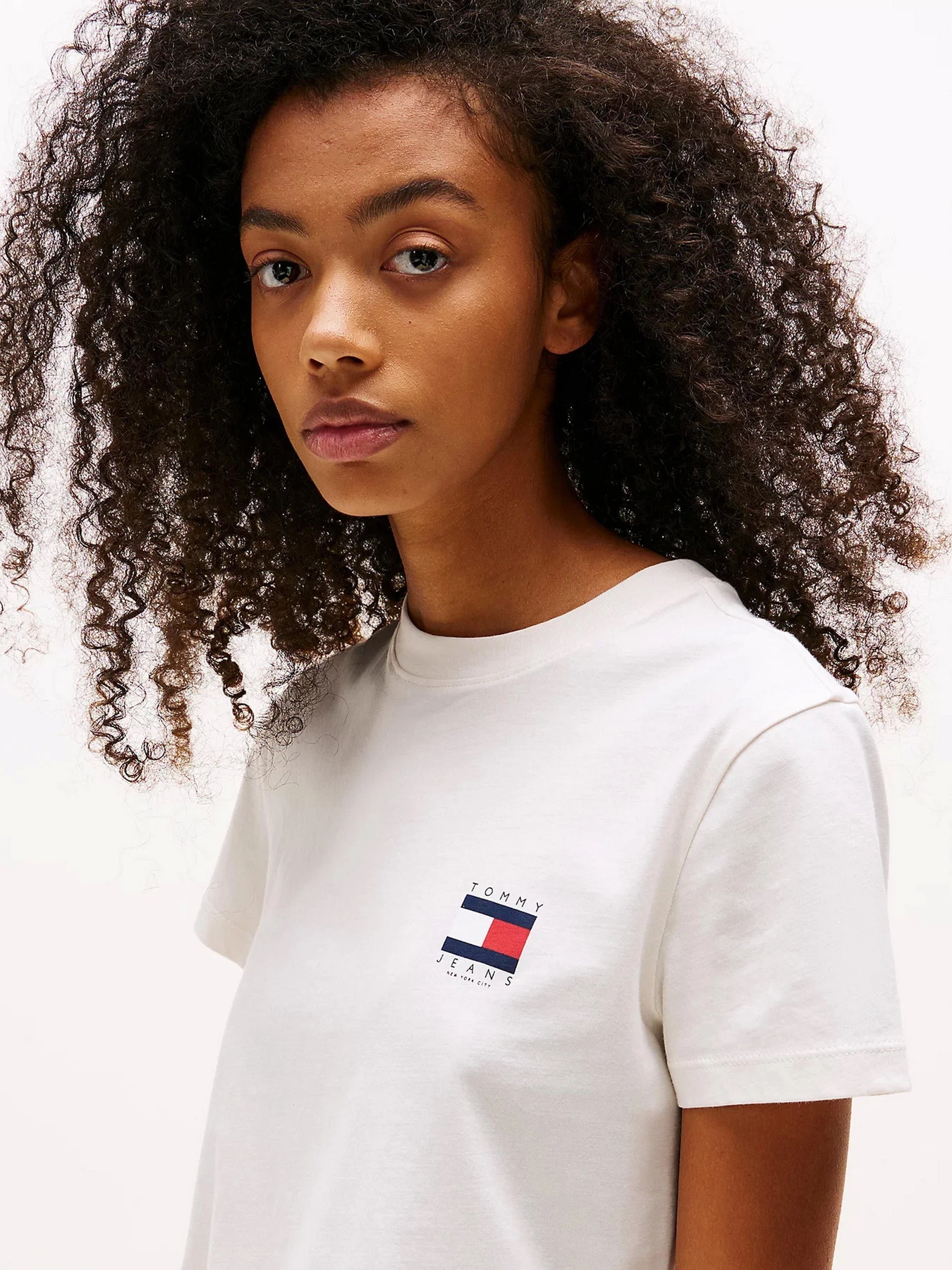 Футболки и поло Tommy Jeans модель DW0DW21423-YBH Футболки и поло Tommy Jeans модель DW0DW21423-YBH Фото
