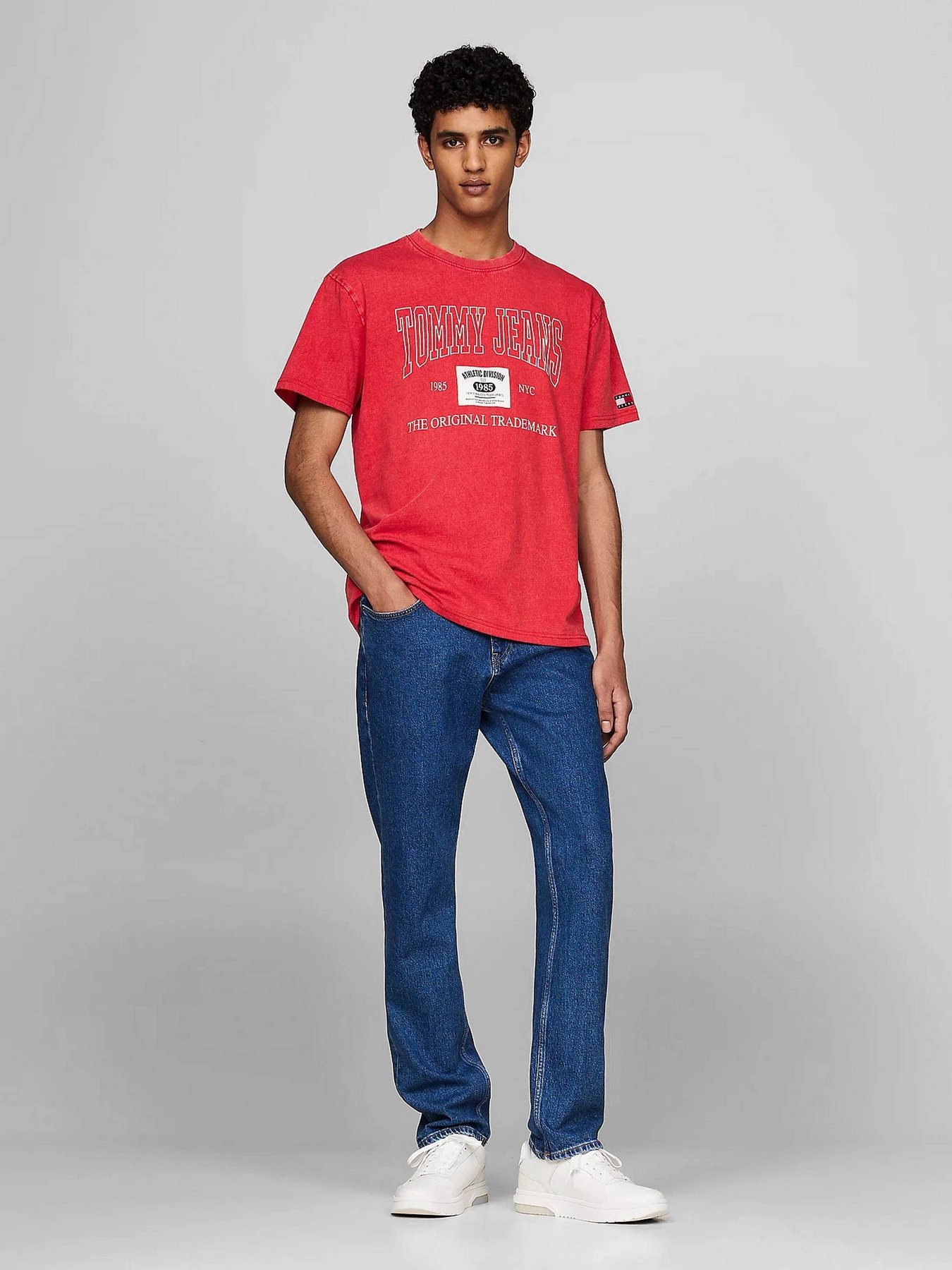 Джинсы Tommy Jeans модель DM0DM20181-1A4 Джинсы Tommy Jeans модель DM0DM20181-1A4 Фото