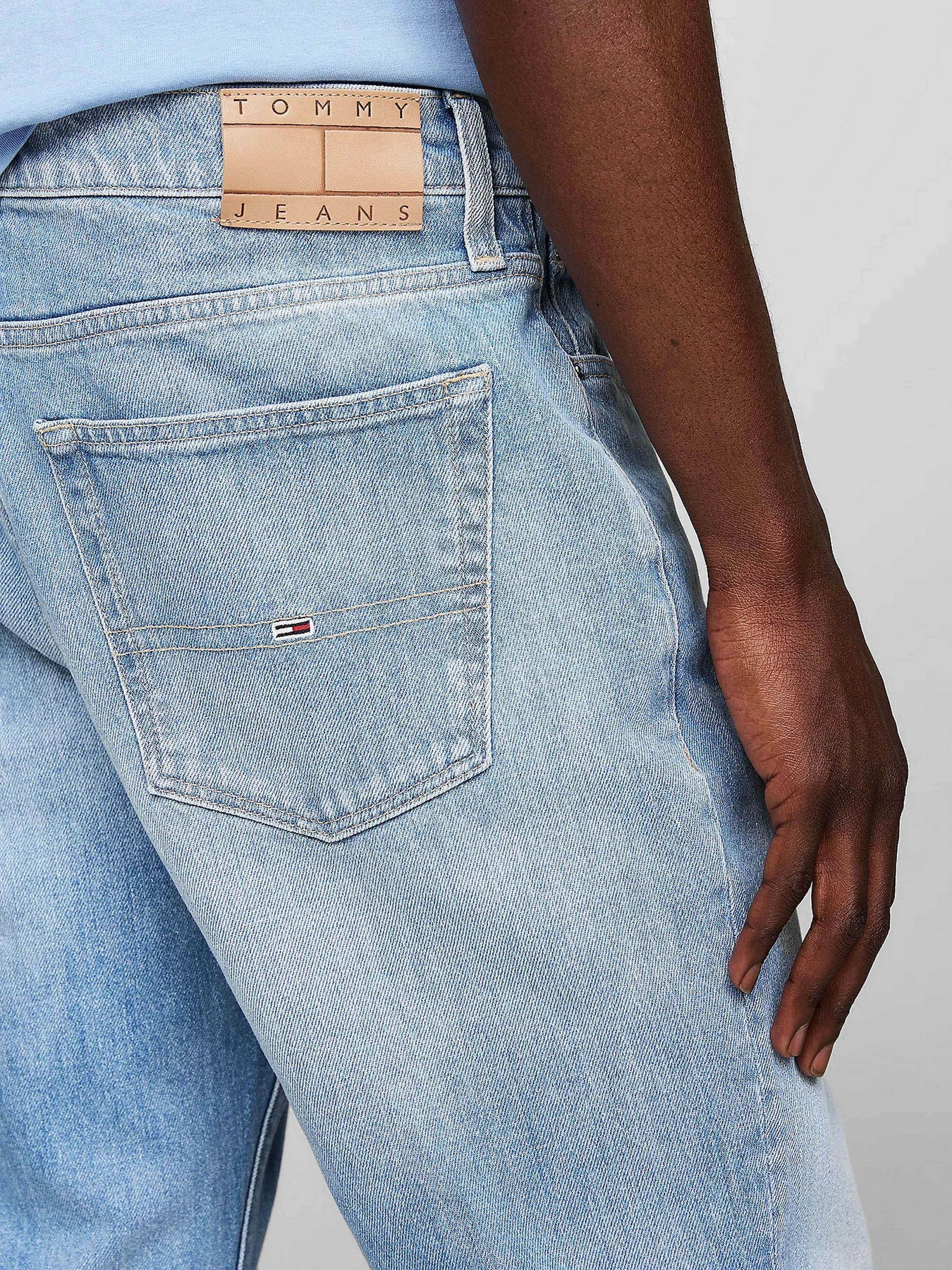 Джинсы Tommy Jeans модель DM0DM20182-1AB Джинсы Tommy Jeans модель DM0DM20182-1AB Фото