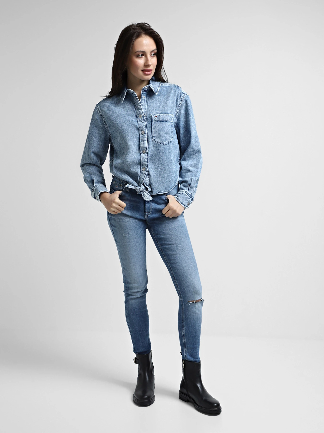 Джинсы Tommy Jeans модель DW0DW18194-1A5 Джинсы Tommy Jeans модель DW0DW18194-1A5 Фото