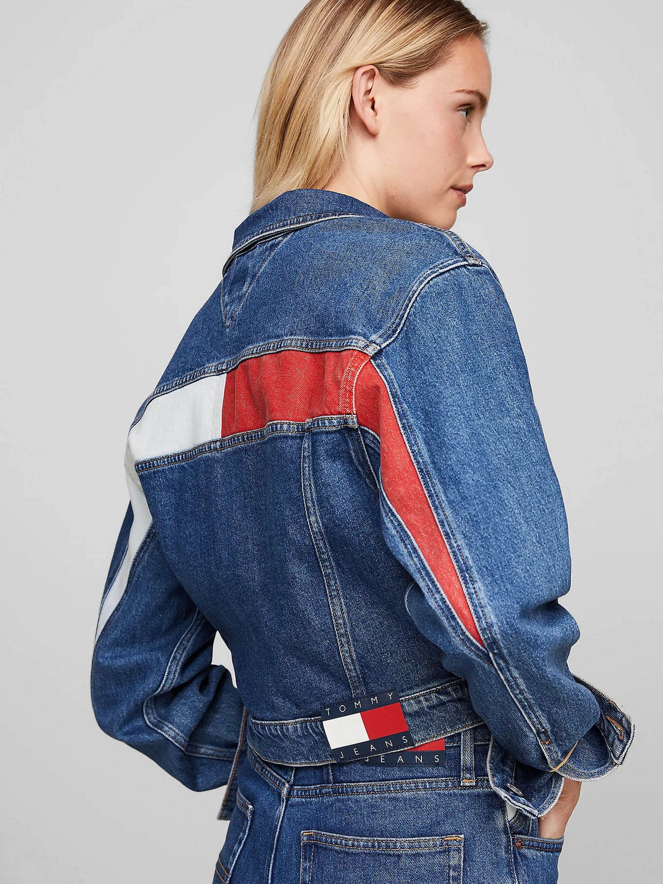 Куртки и дубленки Tommy Jeans модель DW0DW18207-1A5 Куртки и дубленки Tommy Jeans модель DW0DW18207-1A5 Фото