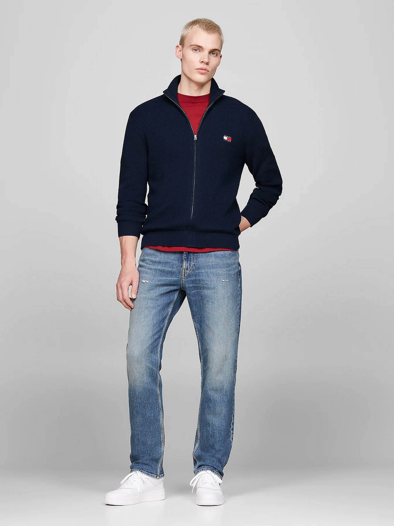 Худи и свитшоты Tommy Jeans модель DM0DM19435-C1G Худи и свитшоты Tommy Jeans модель DM0DM19435-C1G Фото