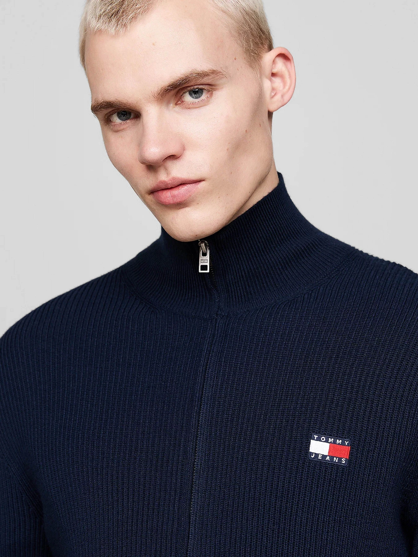 Худи и свитшоты Tommy Jeans модель DM0DM19435-C1G Худи и свитшоты Tommy Jeans модель DM0DM19435-C1G Фото