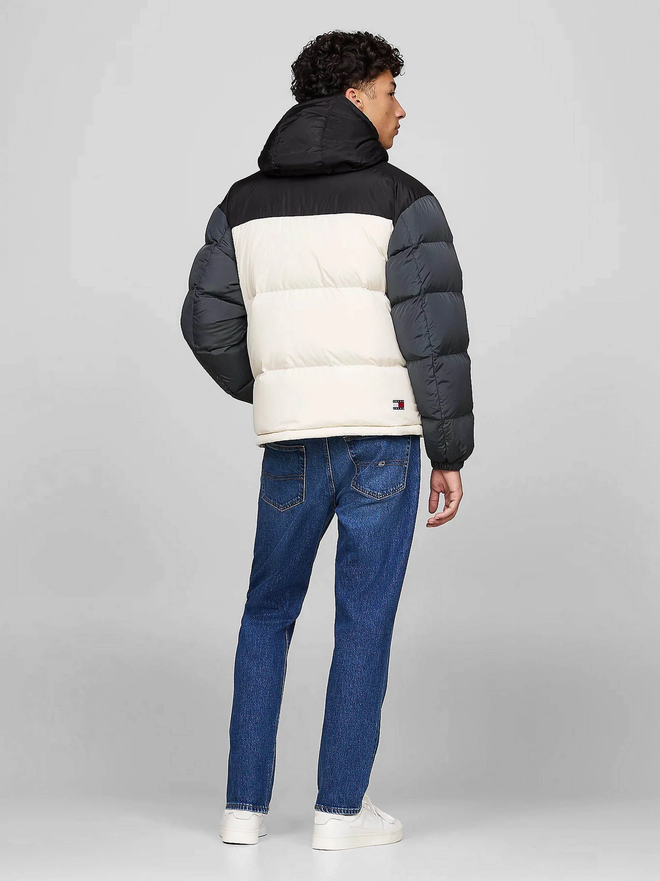 Куртки и дубленки Tommy Jeans модель DM0DM19639-ACG Куртки и дубленки Tommy Jeans модель DM0DM19639-ACG Фото